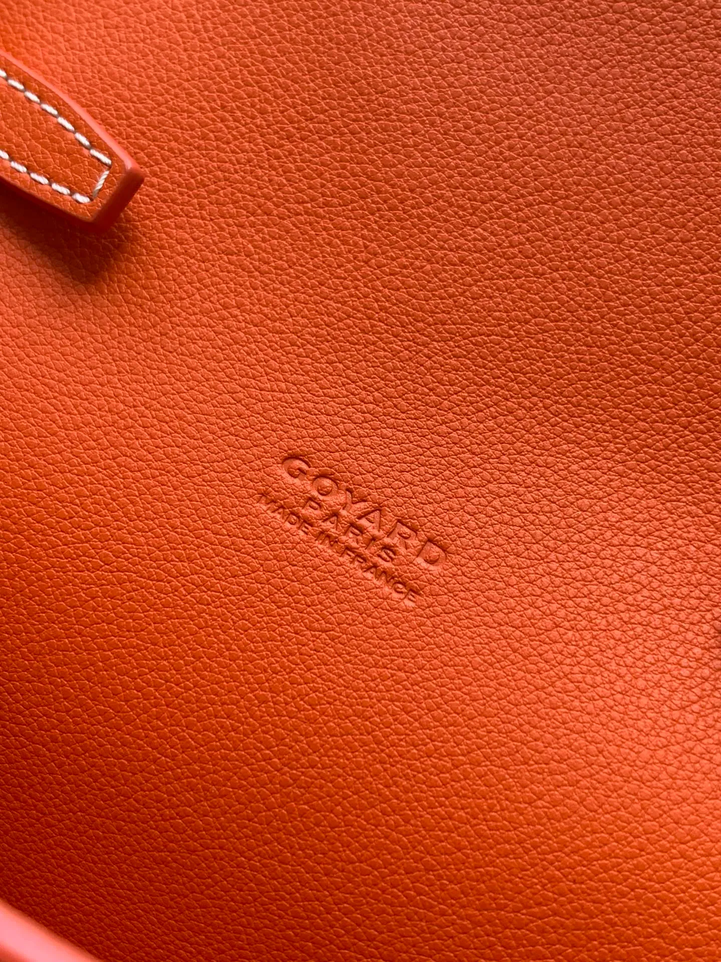 The design of the P1260 Chypre crossbody bag has the characteristics of a wallet and the concept of a handbag, which is both clever and practical. The bag has 6 card slots and a detachable and adjustable leather shoulder strap that can be worn on the shoulder, cross-body or hand-carried.  21 cm x 4 cm x 16 cm 🔎8063-Orange