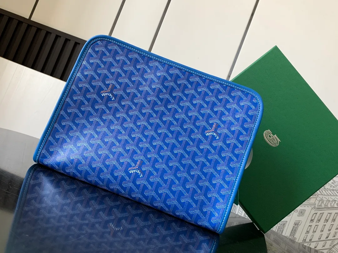 The P980 Jouvence Large Toiletries Bag is designed to be very practical, allowing the contents to be placed upright to avoid any spillage of liquids. Its waterproof cotton lining is easy to clean and you can hang it anywhere with its exterior hanging loop.   23 cm x 7.5 cm x 29.5 cm 🔎020206-Sky Blue