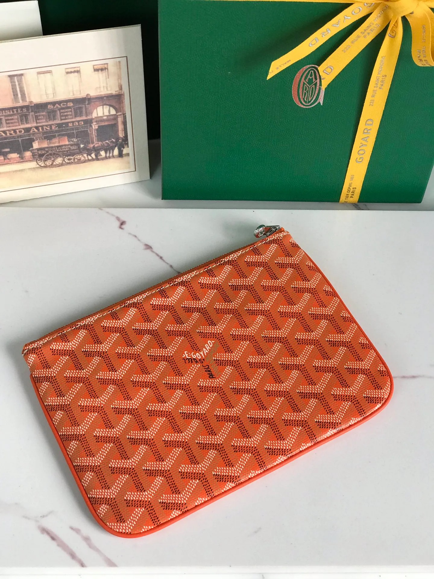 250❤️G0YARD (Goya) was founded in 1853 and has a history of more than 160 years. The fabric is woven with a mixture of linen, cotton and hemp fibers and then coated with smooth gum aldehyde. It is waterproof, strong and durable. It is highly favored by celebrities, royal families and nobles 👏🏻👏🏻 💍💍Vacuum electroplating hardware pull tag, inner mark leather tag car line outer ring pressing 㾗The effect can only be achieved by imported machines, update the latest practice of the counter. Small handbag size: 20*15cm 🔍020166