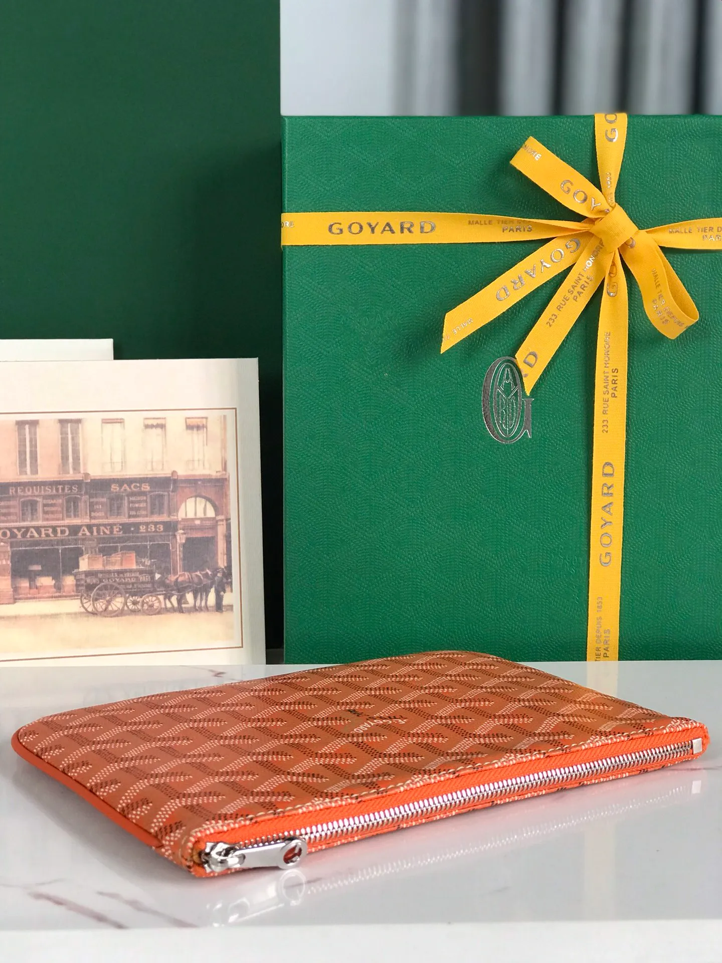 250❤️G0YARD (Goya) was founded in 1853 and has a history of more than 160 years. The fabric is woven with a mixture of linen, cotton and hemp fibers and then coated with smooth gum aldehyde. It is waterproof, strong and durable. It is highly favored by celebrities, royal families and nobles 👏🏻👏🏻 💍💍Vacuum electroplating hardware pull tag, inner mark leather tag car line outer ring pressing 㾗The effect can only be achieved by imported machines, update the latest practice of the counter. Small handbag size: 20*15cm 🔍020166