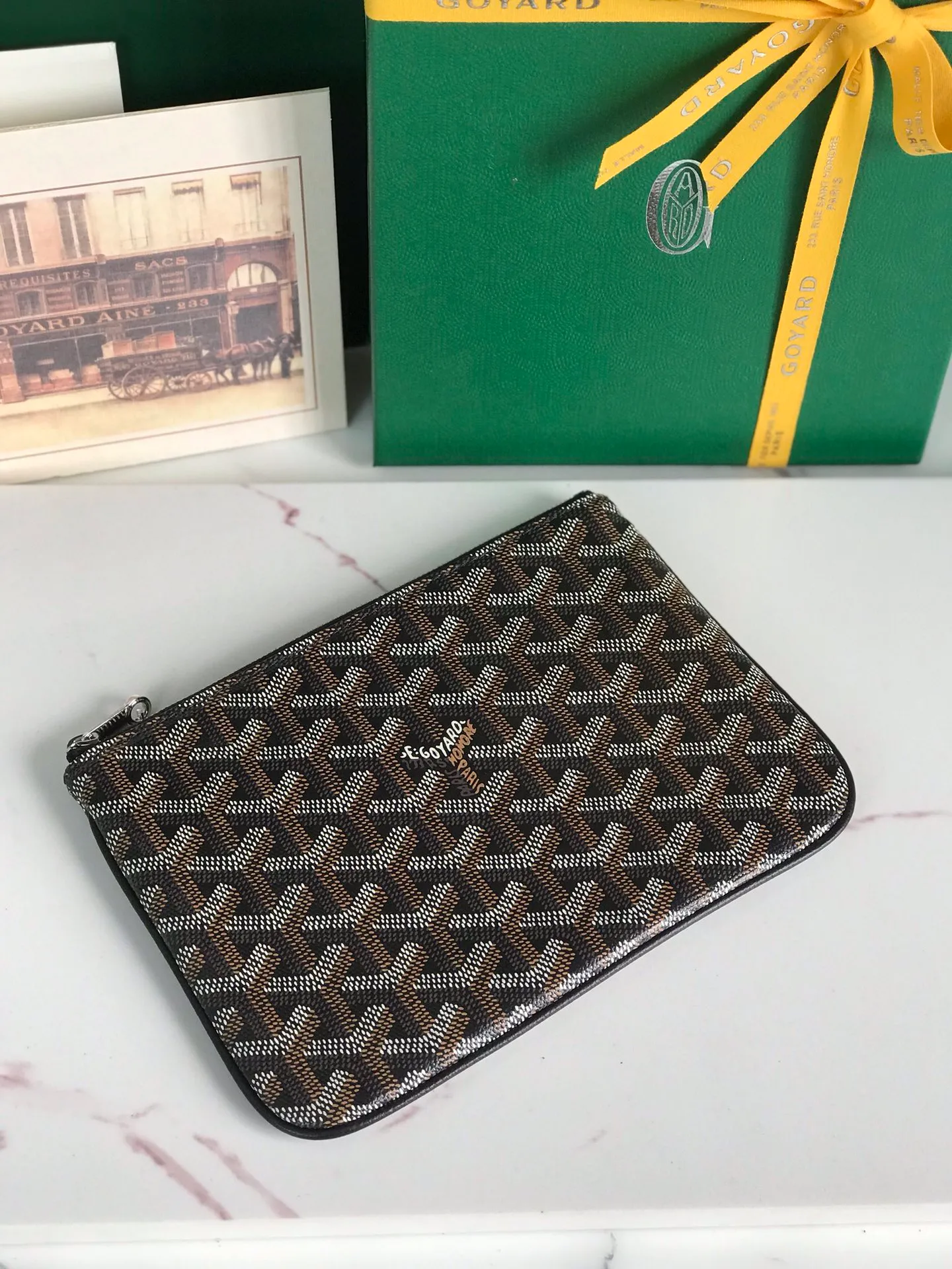 250❤️G0YARD (Goya) was founded in 1853 and has a history of more than 160 years. The fabric is woven with a mixture of linen, cotton and hemp fibers and then coated with smooth gum aldehyde. It is waterproof, strong and durable. It is highly favored by celebrities, royal families and nobles 👏🏻👏🏻 💍💍Vacuum electroplating hardware pull tag, inner mark leather tag car line outer ring pressing 㾗The effect can only be achieved by imported machines, update the latest practice of the counter. Small handbag size: 20*15cm 🔍020166