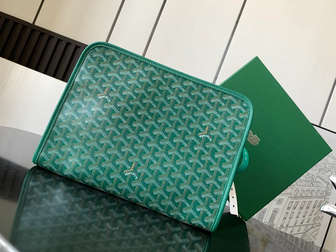 The P980 Jouvence Large Toiletries Bag is designed to be very practical, allowing the contents to be placed upright to avoid any spillage of liquids. Its waterproof cotton lining is easy to clean and you can hang it anywhere with its exterior hanging loop.   23 cm x 7.5 cm x 29.5 cm 🔎020206-Green
