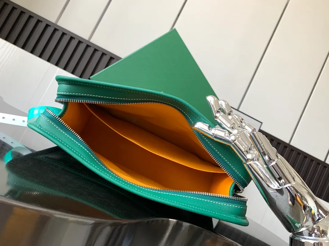 The P980 Jouvence Large Toiletries Bag is designed to be very practical, allowing the contents to be placed upright to avoid any spillage of liquids. Its waterproof cotton lining is easy to clean and you can hang it anywhere with its exterior hanging loop.   23 cm x 7.5 cm x 29.5 cm 🔎020206-Green