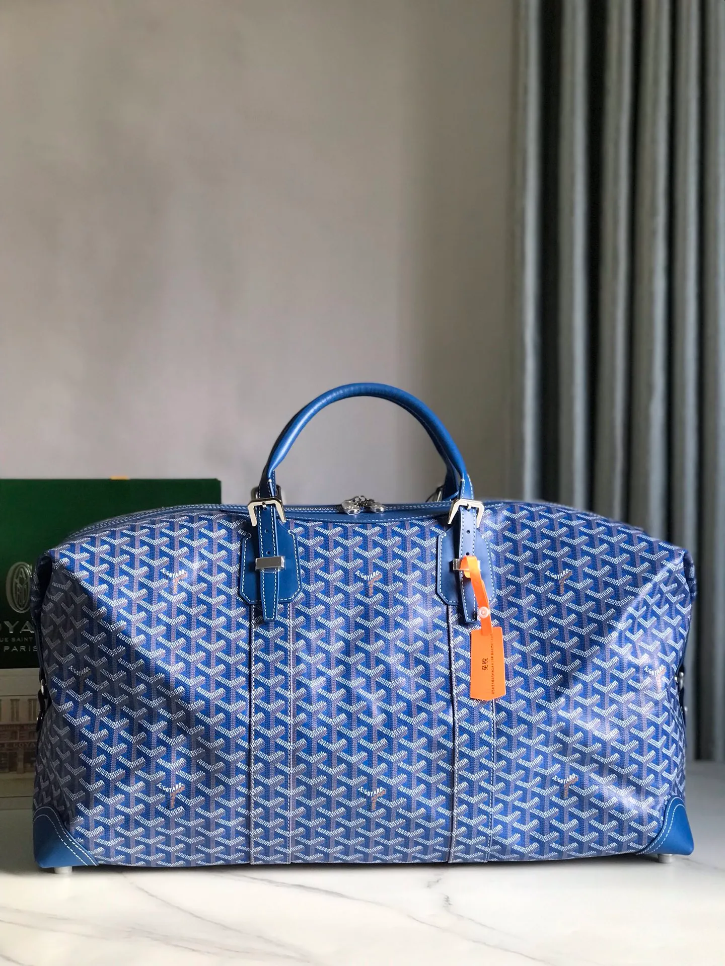 1250💝Boeing travel bag (length 55cm) is very suitable for friends who carry many items. It can be used in the cabin or as a luggage bag. The extra large capacity can hold all kinds of winter clothes, shoes, cosmetic bags... The handles made of first-layer cowhide ensure comfort when carrying, and the length is adjustable. Opening the side wings on both sides of the opening can increase the capacity. (Delivery tag) Size: 55cm x 32cm x 22cm 🔎020156