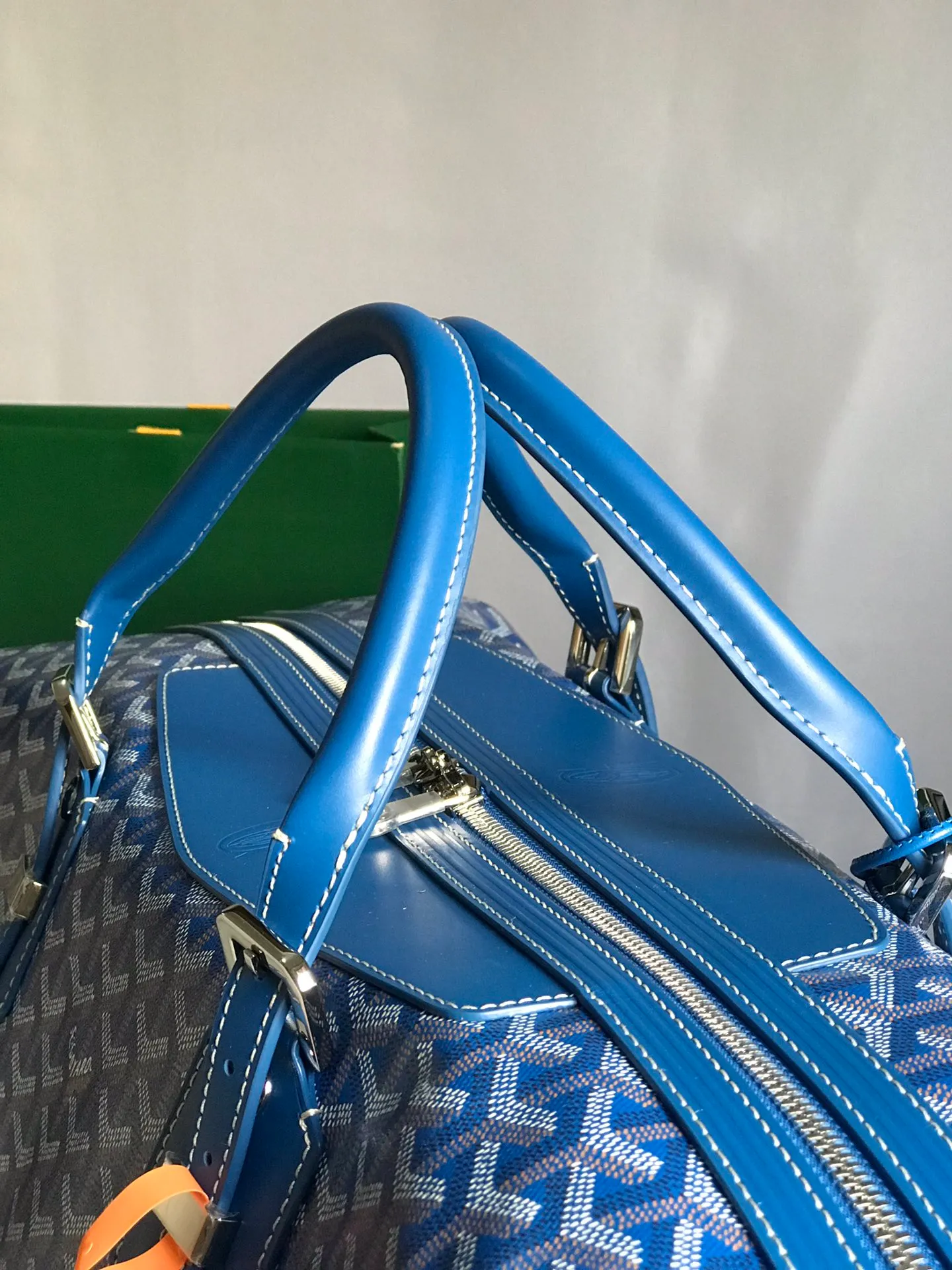 1250💝Boeing travel bag (length 55cm) is very suitable for friends who carry many items. It can be used in the cabin or as a luggage bag. The extra large capacity can hold all kinds of winter clothes, shoes, cosmetic bags... The handles made of first-layer cowhide ensure comfort when carrying, and the length is adjustable. Opening the side wings on both sides of the opening can increase the capacity. (Delivery tag) Size: 55cm x 32cm x 22cm 🔎020156