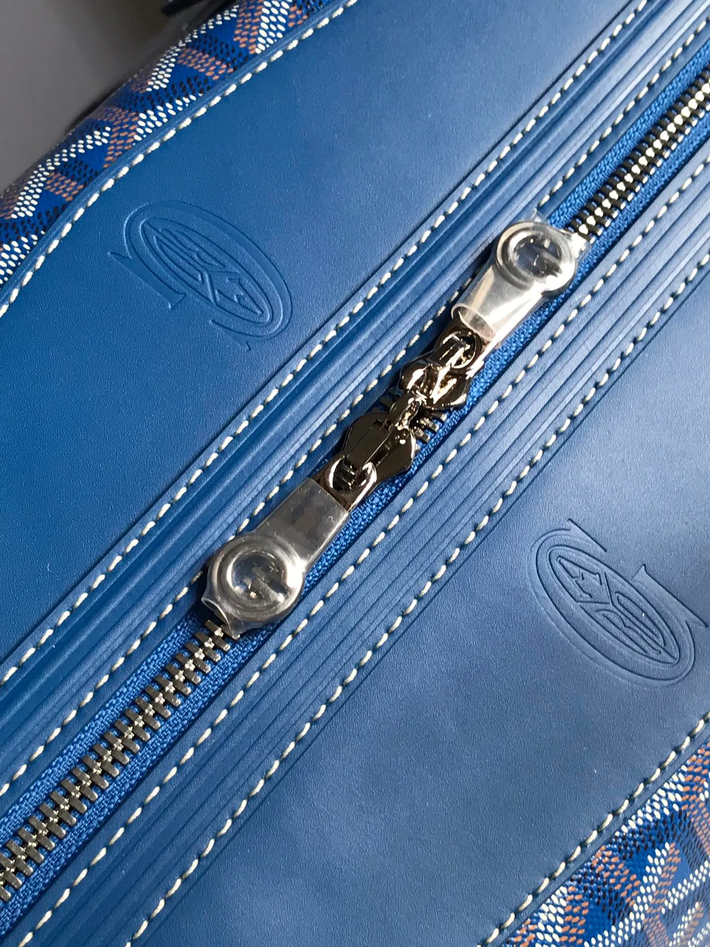 1250💝Boeing travel bag (length 55cm) is very suitable for friends who carry many items. It can be used in the cabin or as a luggage bag. The extra large capacity can hold all kinds of winter clothes, shoes, cosmetic bags... The handles made of first-layer cowhide ensure comfort when carrying, and the length is adjustable. Opening the side wings on both sides of the opening can increase the capacity. (Delivery tag) Size: 55cm x 32cm x 22cm 🔎020156