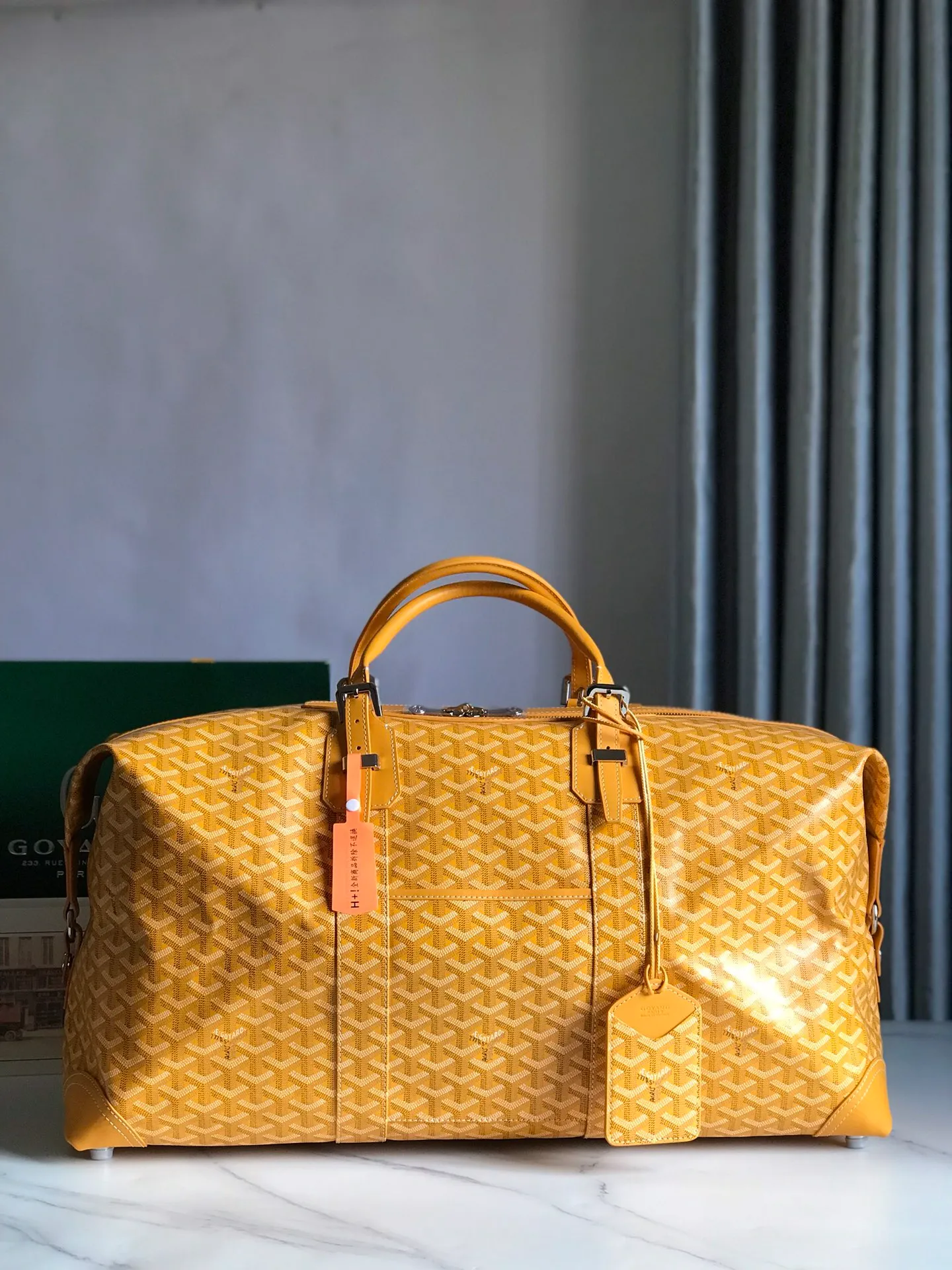 1250💝Boeing travel bag (length 55cm) is very suitable for friends who carry many items. It can be used in the cabin or as a luggage bag. The extra large capacity can hold all kinds of winter clothes, shoes, cosmetic bags... The handles made of first-layer cowhide ensure comfort when carrying, and the length is adjustable. Opening the side wings on both sides of the opening can increase the capacity. (Delivery tag) Size: 55cm x 32cm x 22cm 🔎020156