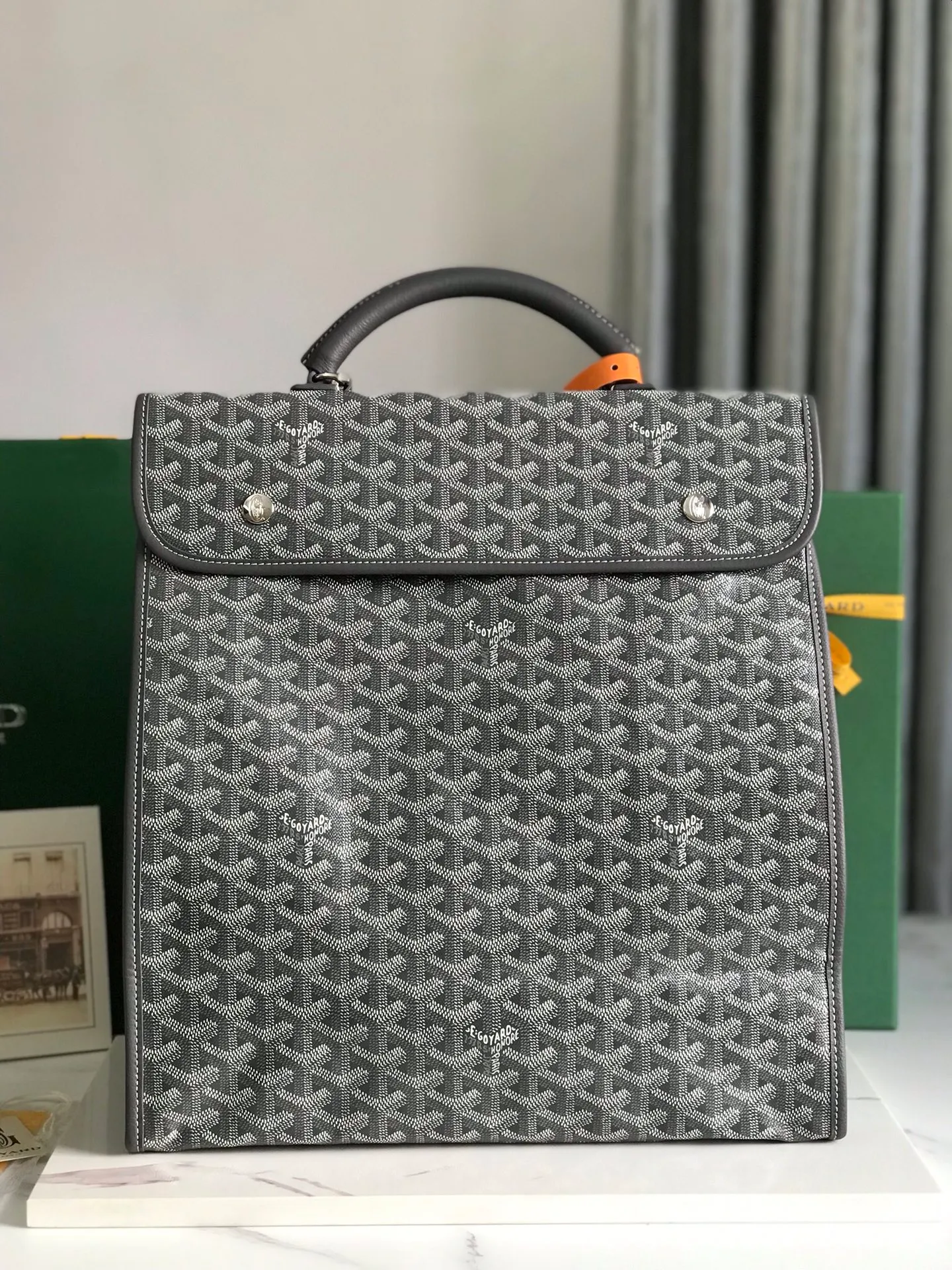720 Goyard Saint Leger Folding Backpack The Saint Leger bag follows Goyard's consistent principles of modular design and functionality. It has a large internal space and is equipped with a detachable and adjustable shoulder strap. It can be cleverly converted into a briefcase or backpack. It is an indispensable and excellent companion for daily travel❤️ Size: 33*35*16cm 🔎: 020191