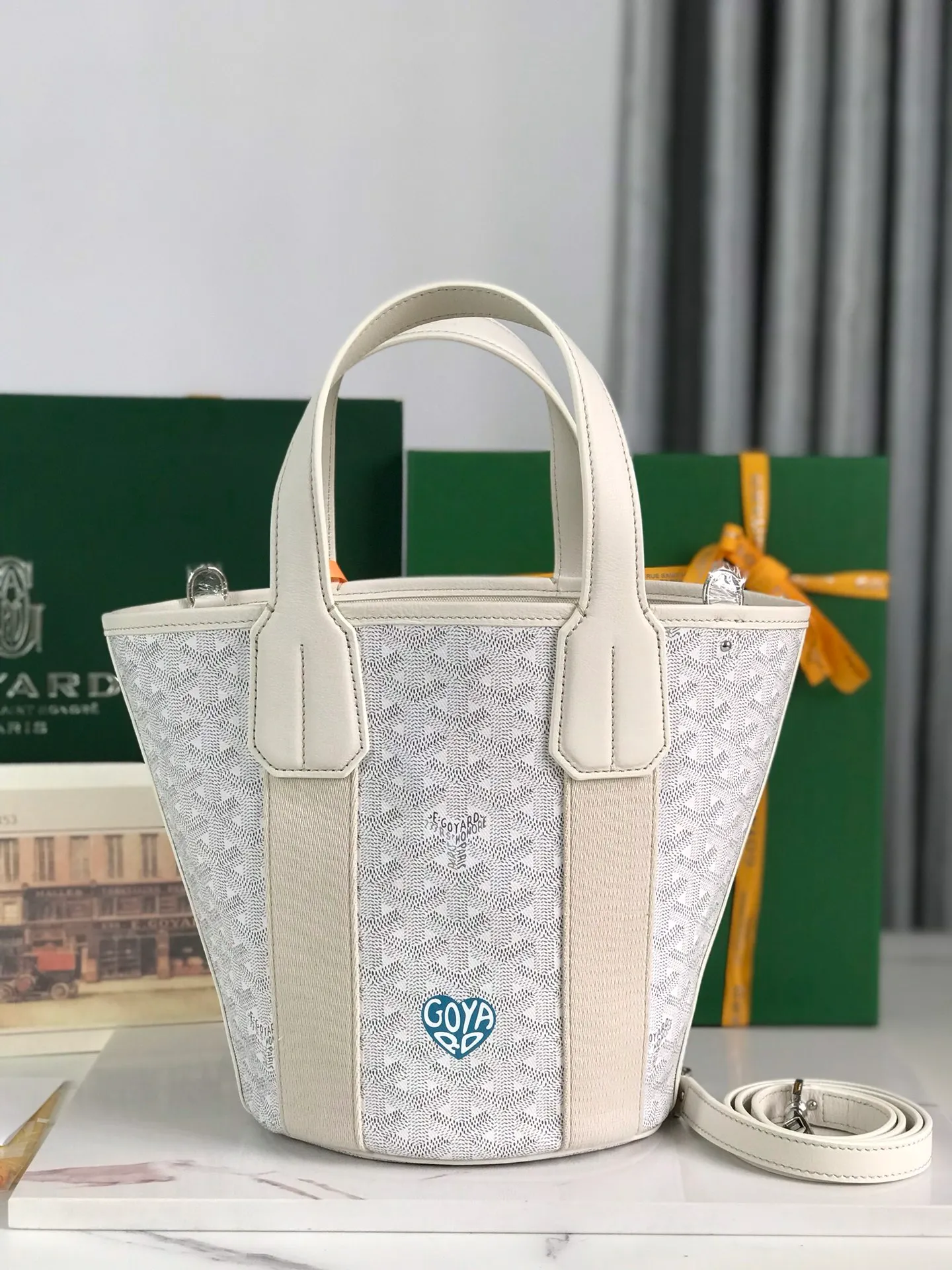 The 660💝BELHARRA small bag is the perfect companion for vacations in the sun. Its iconic bucket shape and large opening design make it easy to put in daily necessities. Whether on the beach or on the city road, this special edition bag can be easily carried by hand or carried on the shoulder. The calfskin leather shoulder strap is detachable. 11 classic colors are combined with two different hearts. The small love style makes the bag more unique and playful. The ribbon love style makes the bag more novel, soft and smart. Size: 18*14 (bottom width) *24 (height) 🔎120230