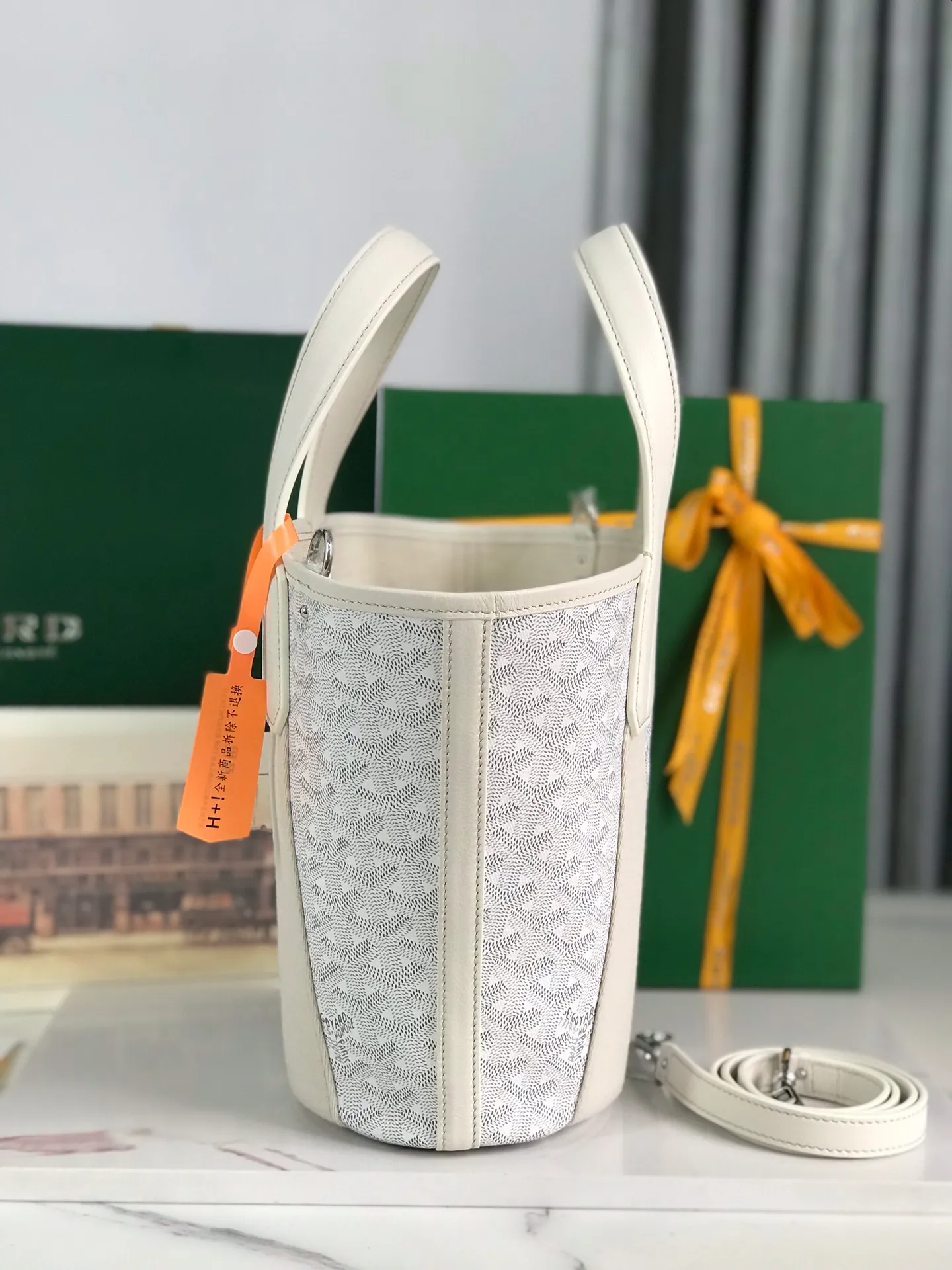 The 660💝BELHARRA small bag is the perfect companion for vacations in the sun. Its iconic bucket shape and large opening design make it easy to put in daily necessities. Whether on the beach or on the city road, this special edition bag can be easily carried by hand or carried on the shoulder. The calfskin leather shoulder strap is detachable. 11 classic colors are combined with two different hearts. The small love style makes the bag more unique and playful. The ribbon love style makes the bag more novel, soft and smart. Size: 18*14 (bottom width) *24 (height) 🔎120230