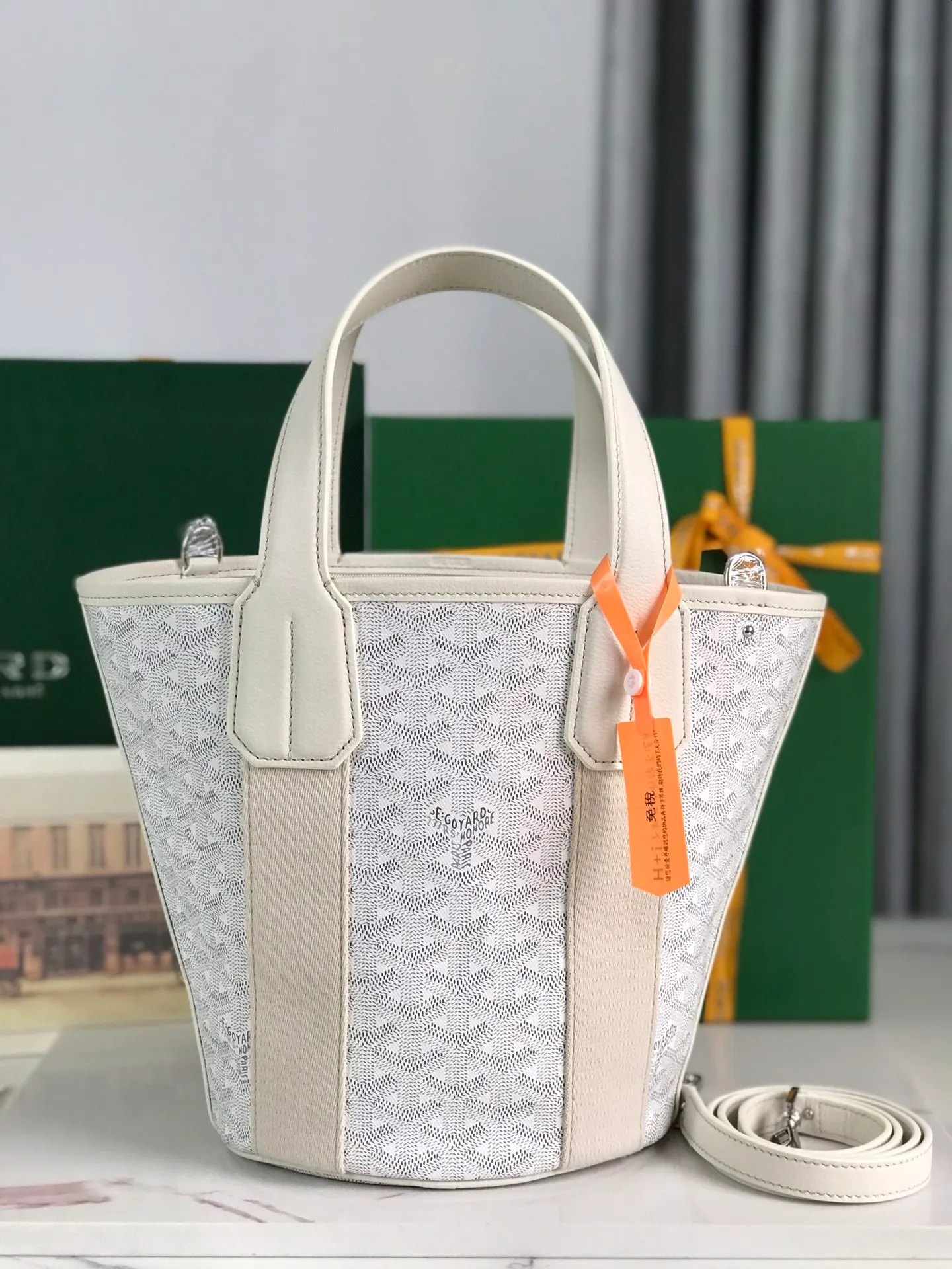 The 660💝BELHARRA small bag is the perfect companion for vacations in the sun. Its iconic bucket shape and large opening design make it easy to put in daily necessities. Whether on the beach or on the city road, this special edition bag can be easily carried by hand or carried on the shoulder. The calfskin leather shoulder strap is detachable. 11 classic colors are combined with two different hearts. The small love style makes the bag more unique and playful. The ribbon love style makes the bag more novel, soft and smart. Size: 18*14 (bottom width) *24 (height) 🔎120230