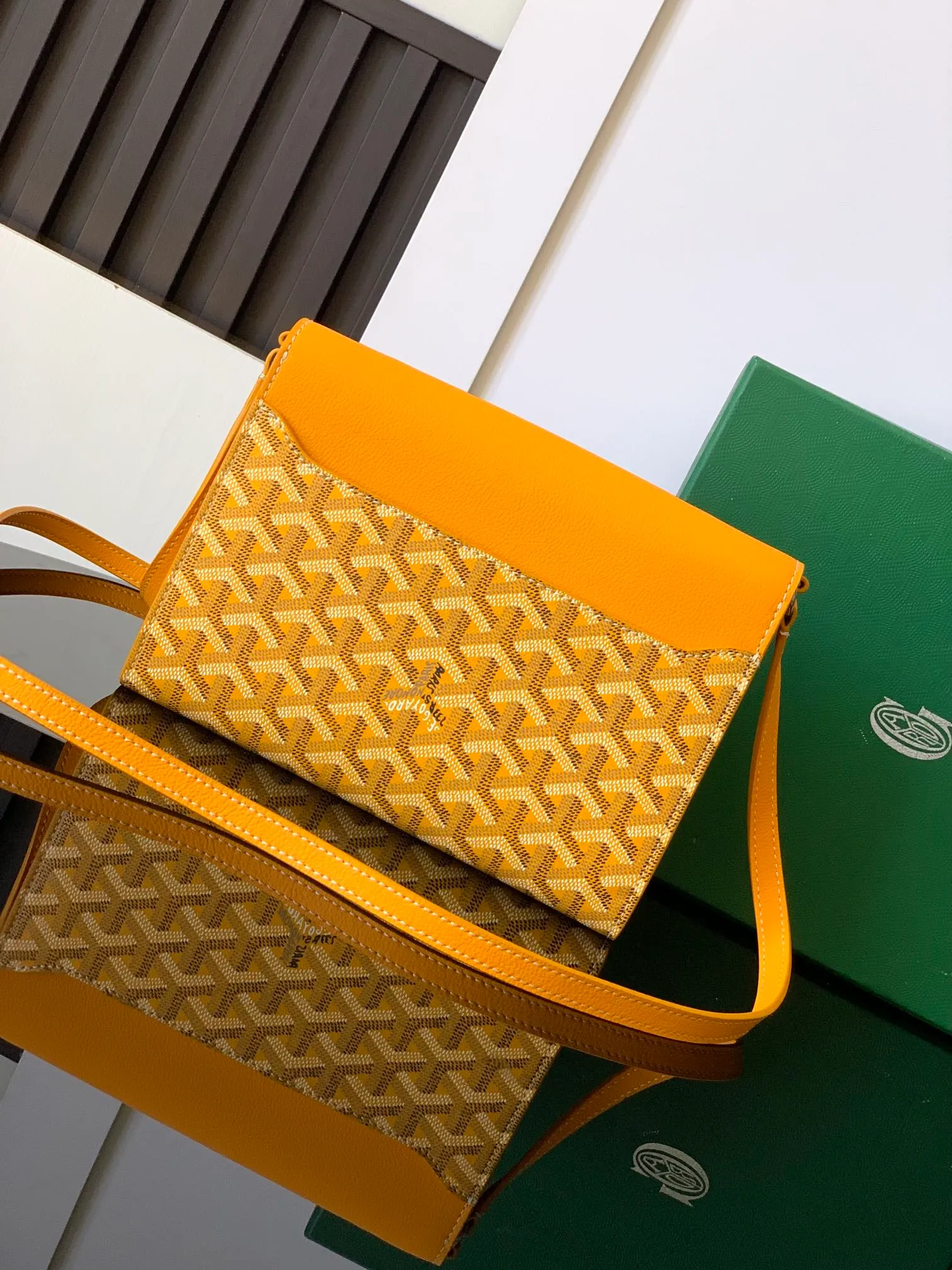 The design of the P1260 Chypre crossbody bag has the characteristics of a wallet and the concept of a handbag, which is both clever and practical. The bag has 6 card slots and a detachable and adjustable leather shoulder strap that can be worn on the shoulder, cross-body or hand-carried.  21 cm x 4 cm x 16 cm 🔎8063-yellow