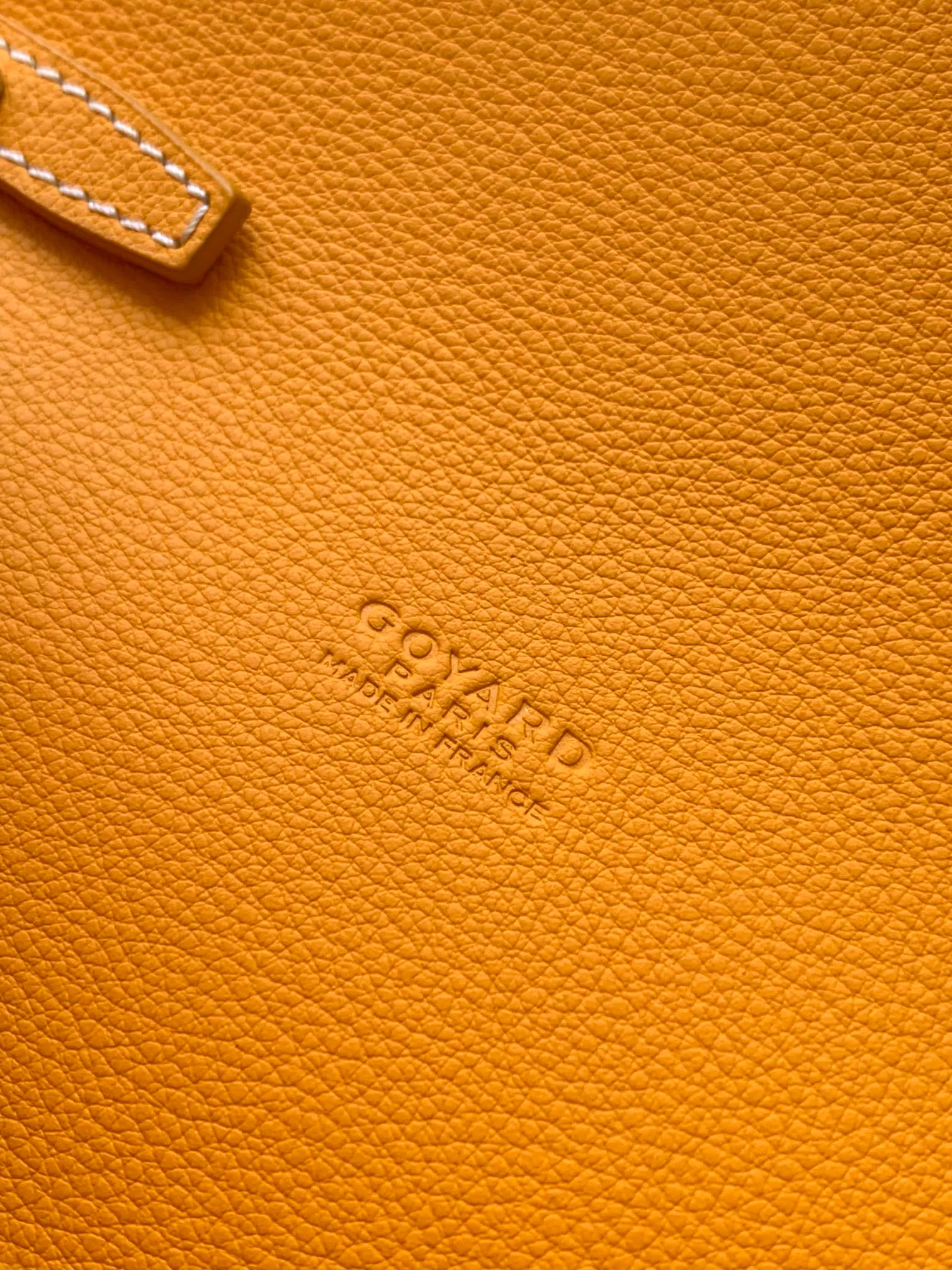 The design of the P1260 Chypre crossbody bag has the characteristics of a wallet and the concept of a handbag, which is both clever and practical. The bag has 6 card slots and a detachable and adjustable leather shoulder strap that can be worn on the shoulder, cross-body or hand-carried.  21 cm x 4 cm x 16 cm 🔎8063-yellow