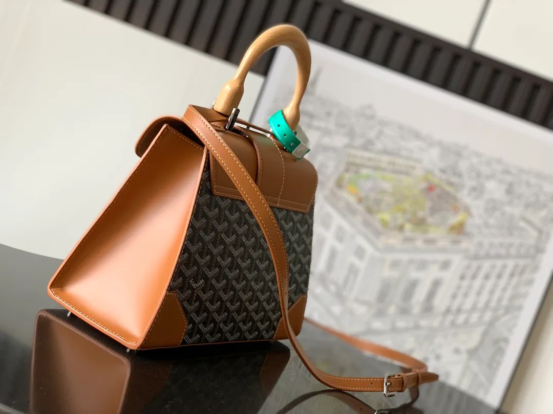 P1700 original Saïgon bag is one of the iconic items of the House of Goyard, embodying all the characteristic elements of the brand's box-making craftsmanship, such as wood, strips, leather corners and box-making nails. The Saigon Small Bag features a structured design and a removable shoulder strap for a chic and elegant look.  20 cm x 12 cm x 28 cm 🔎LAR 020186-Black/Brown