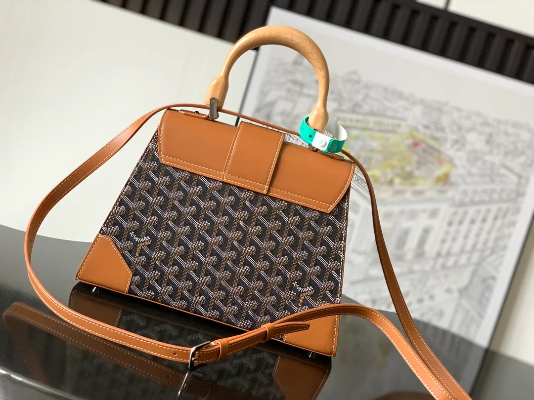 P1700 original Saïgon bag is one of the iconic items of the House of Goyard, embodying all the characteristic elements of the brand's box-making craftsmanship, such as wood, strips, leather corners and box-making nails. The Saigon Small Bag features a structured design and a removable shoulder strap for a chic and elegant look.  20 cm x 12 cm x 28 cm 🔎LAR 020186-Black/Brown