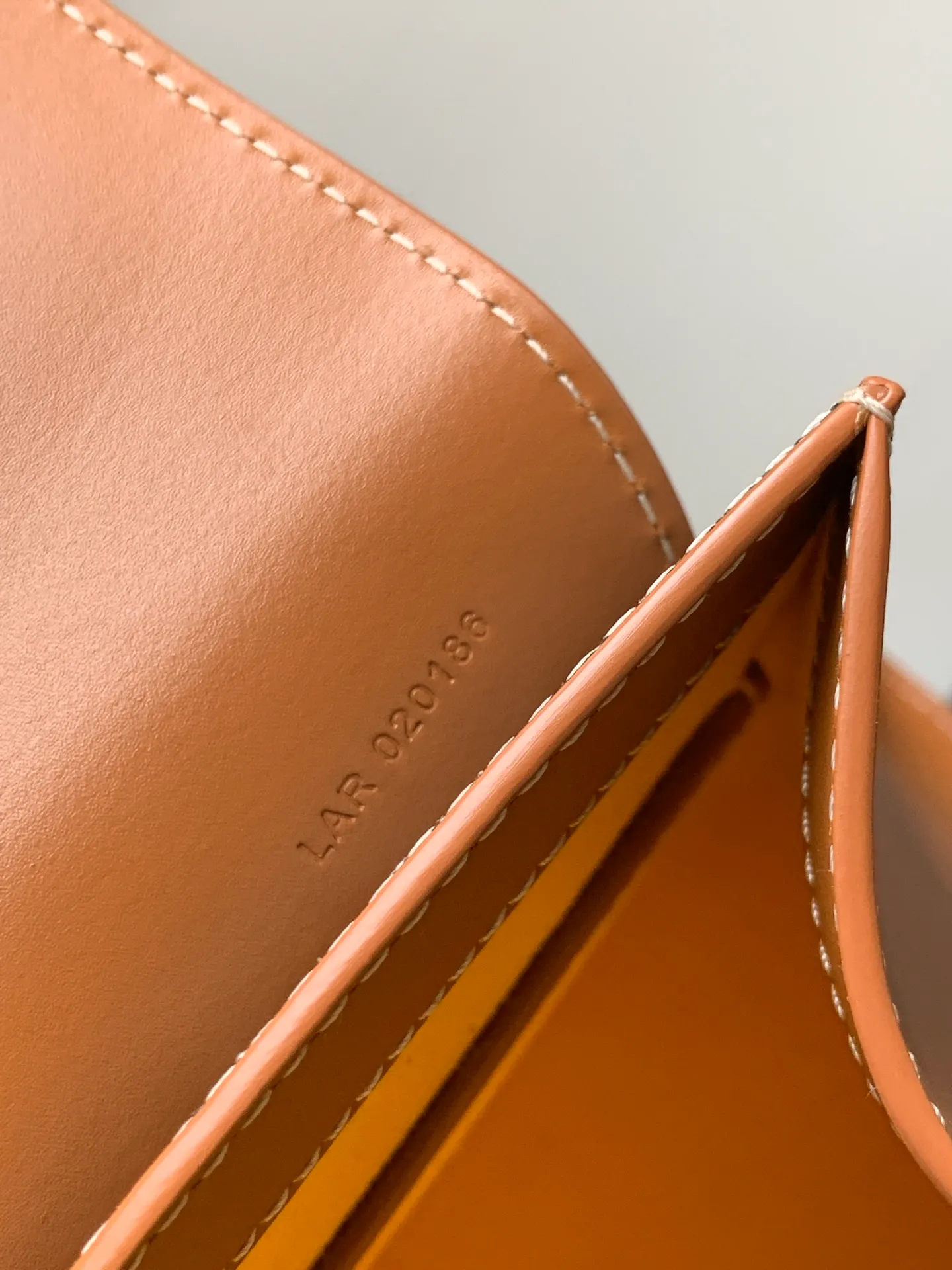 P1700 original Saïgon bag is one of the iconic items of the House of Goyard, embodying all the characteristic elements of the brand's box-making craftsmanship, such as wood, strips, leather corners and box-making nails. The Saigon Small Bag features a structured design and a removable shoulder strap for a chic and elegant look.  20 cm x 12 cm x 28 cm 🔎LAR 020186-Black/Brown