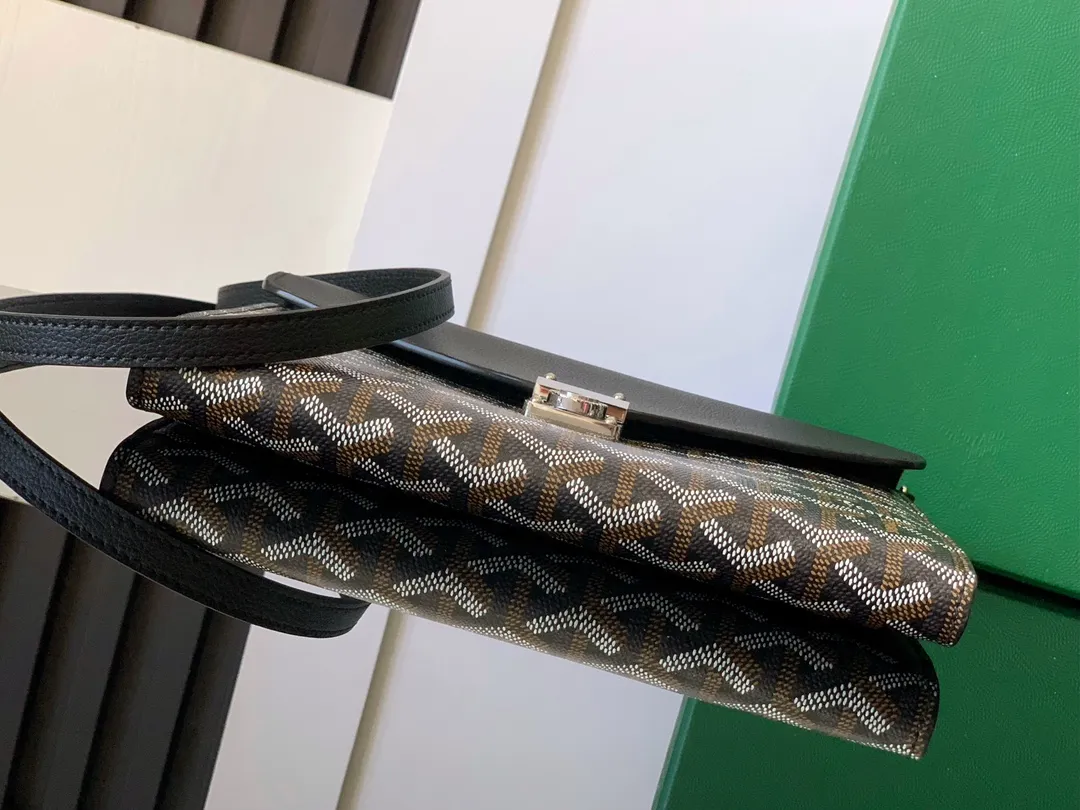 The design of the P1260 Chypre crossbody bag has the characteristics of a wallet and the concept of a handbag, which is both clever and practical. The bag has 6 card slots and a detachable and adjustable leather shoulder strap that can be worn on the shoulder, cross-body or hand-carried.  21 cm x 4 cm x 16 cm 🔎8063-Black