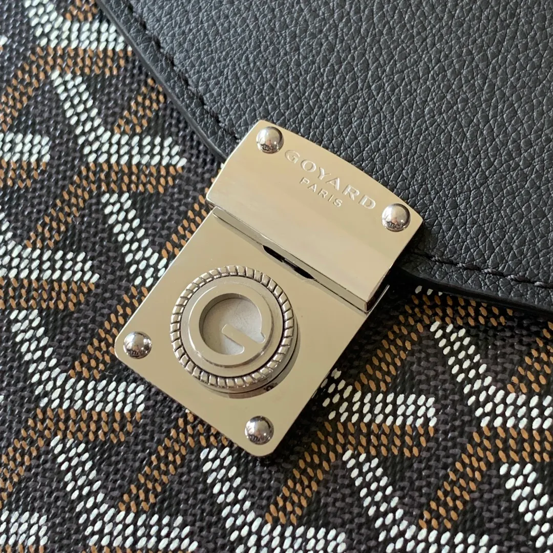 The design of the P1260 Chypre crossbody bag has the characteristics of a wallet and the concept of a handbag, which is both clever and practical. The bag has 6 card slots and a detachable and adjustable leather shoulder strap that can be worn on the shoulder, cross-body or hand-carried.  21 cm x 4 cm x 16 cm 🔎8063-Black