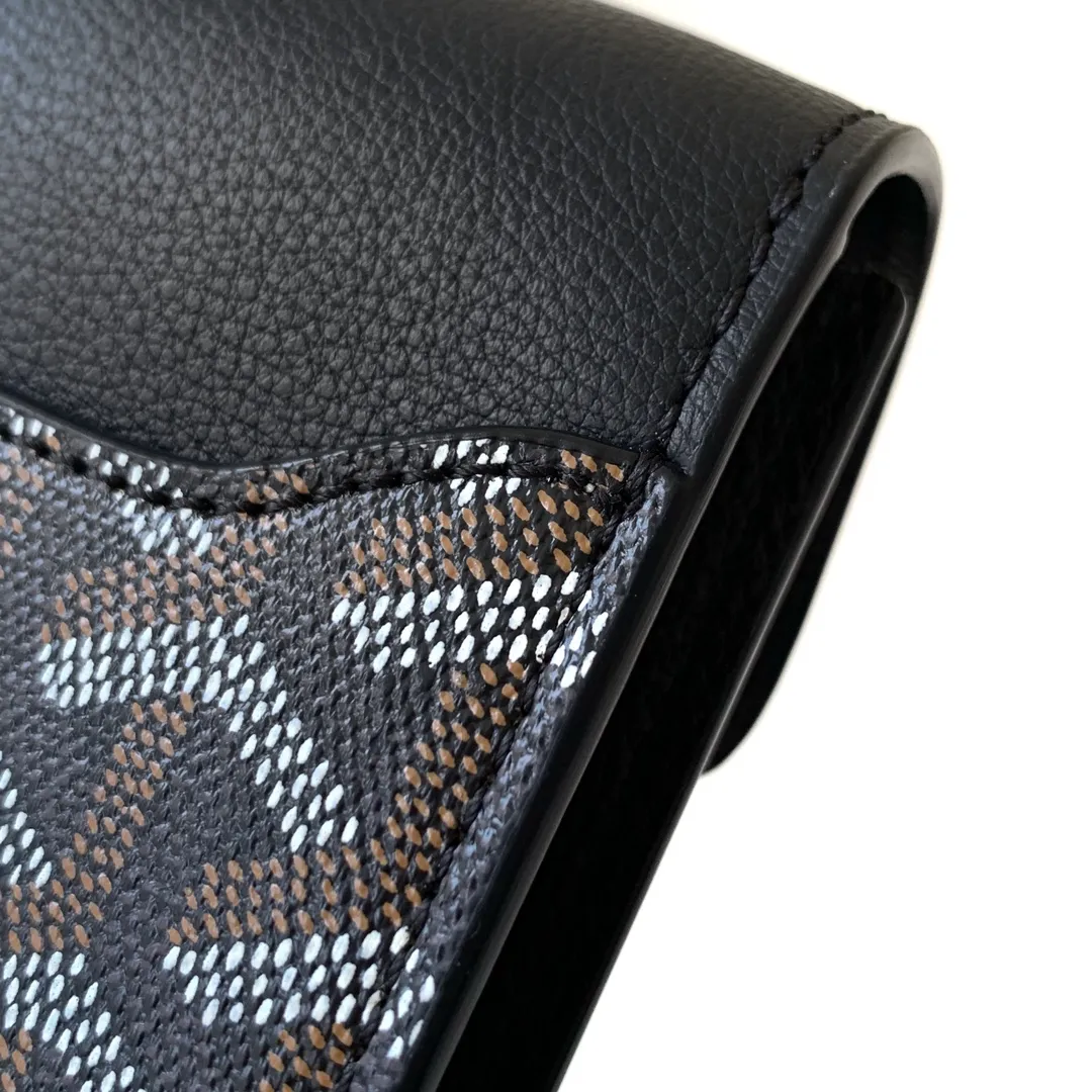 The design of the P1260 Chypre crossbody bag has the characteristics of a wallet and the concept of a handbag, which is both clever and practical. The bag has 6 card slots and a detachable and adjustable leather shoulder strap that can be worn on the shoulder, cross-body or hand-carried.  21 cm x 4 cm x 16 cm 🔎8063-Black