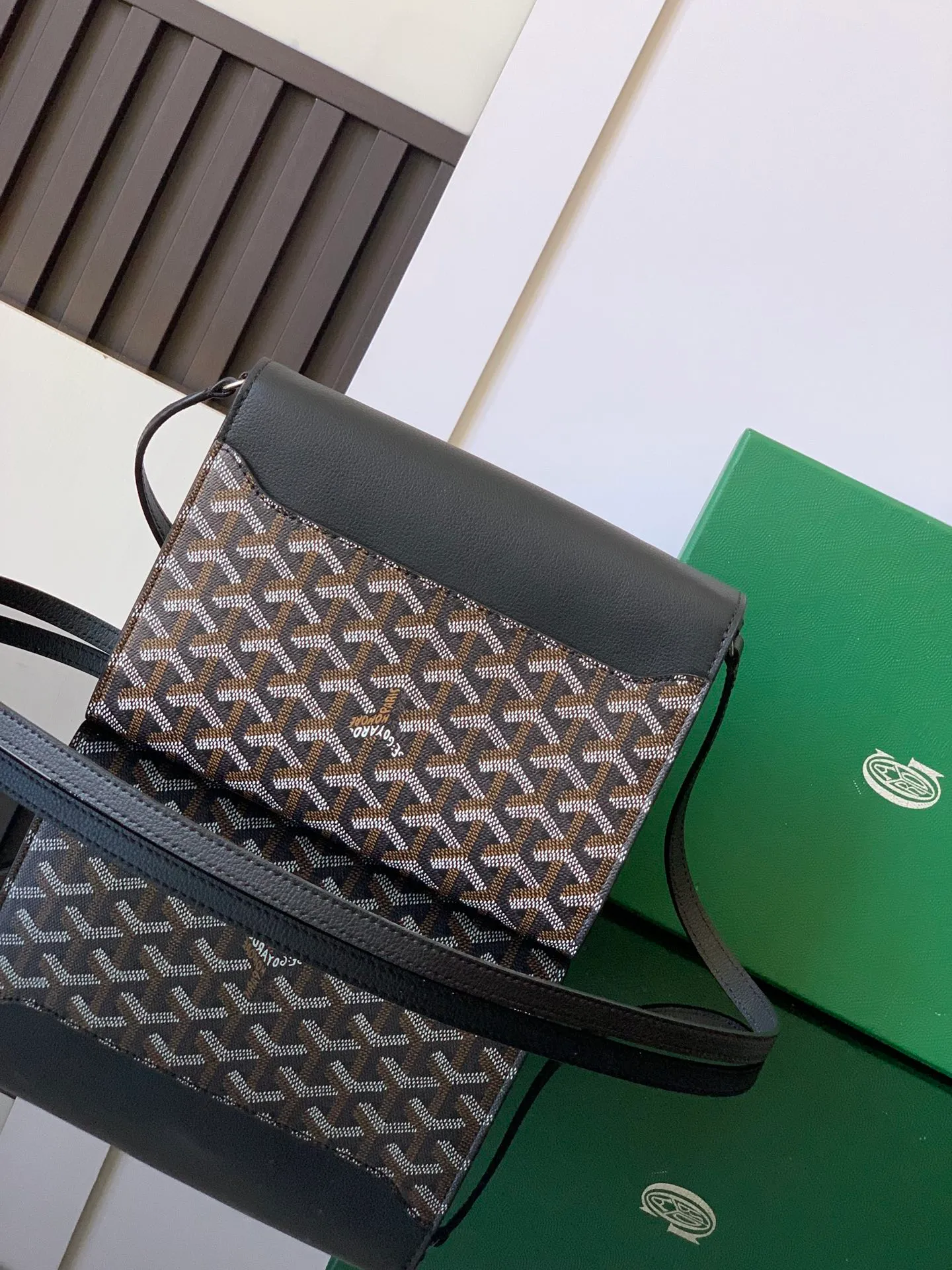The design of the P1260 Chypre crossbody bag has the characteristics of a wallet and the concept of a handbag, which is both clever and practical. The bag has 6 card slots and a detachable and adjustable leather shoulder strap that can be worn on the shoulder, cross-body or hand-carried.  21 cm x 4 cm x 16 cm 🔎8063-Black