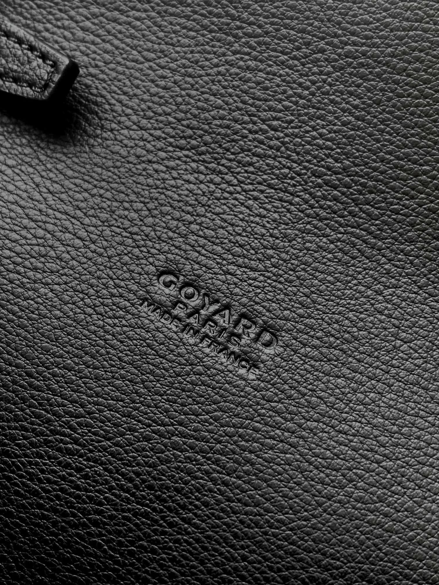 The design of the P1260 Chypre crossbody bag has the characteristics of a wallet and the concept of a handbag, which is both clever and practical. The bag has 6 card slots and a detachable and adjustable leather shoulder strap that can be worn on the shoulder, cross-body or hand-carried.  21 cm x 4 cm x 16 cm 🔎8063-Black