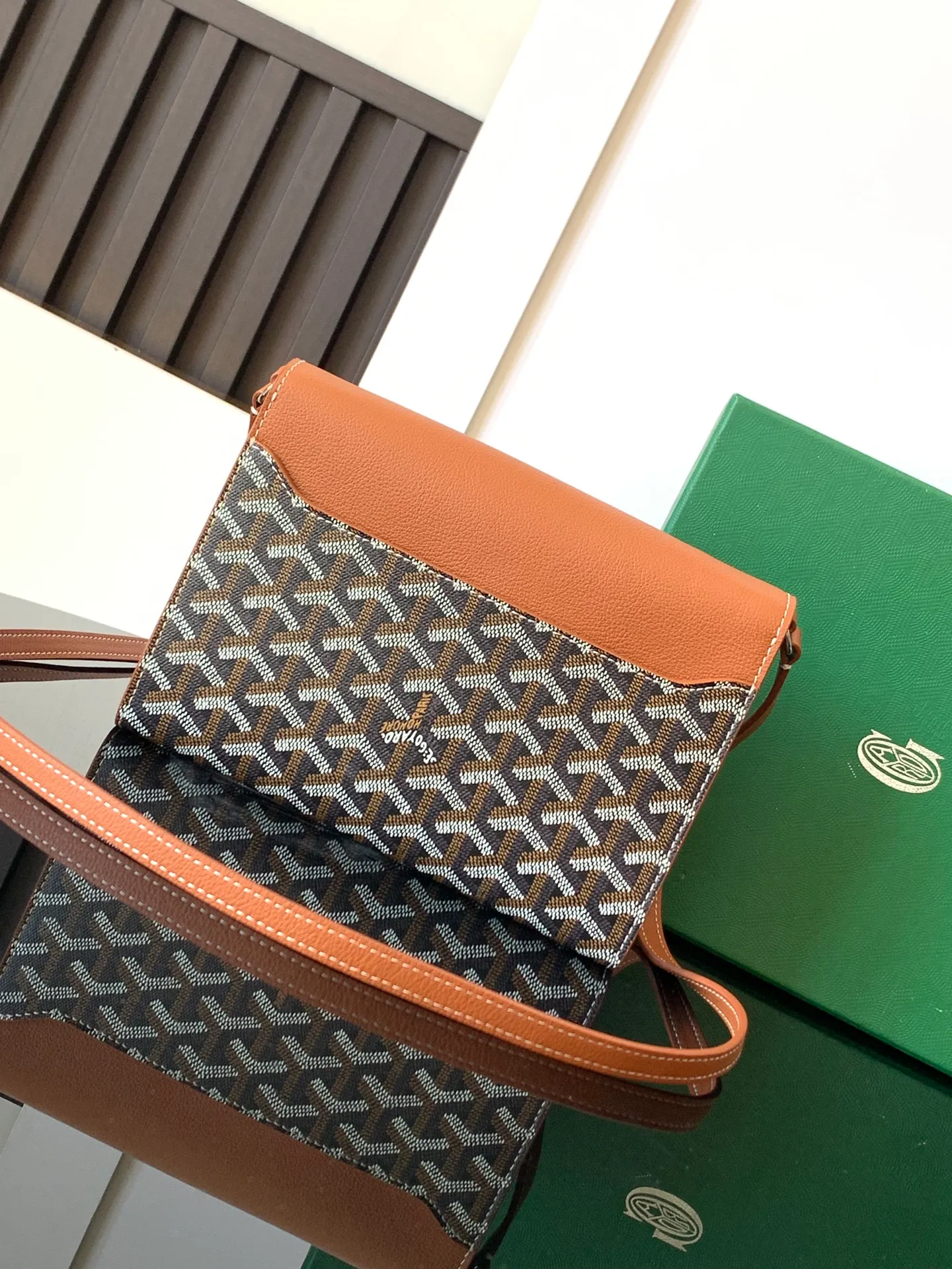 The design of the P1260 Chypre crossbody bag has the characteristics of a wallet and the concept of a handbag, which is both clever and practical. The bag has 6 card slots and a detachable and adjustable leather shoulder strap that can be worn on the shoulder, cross-body or hand-carried.  21 cm x 4 cm x 16 cm 🔎8063-Black·Brown