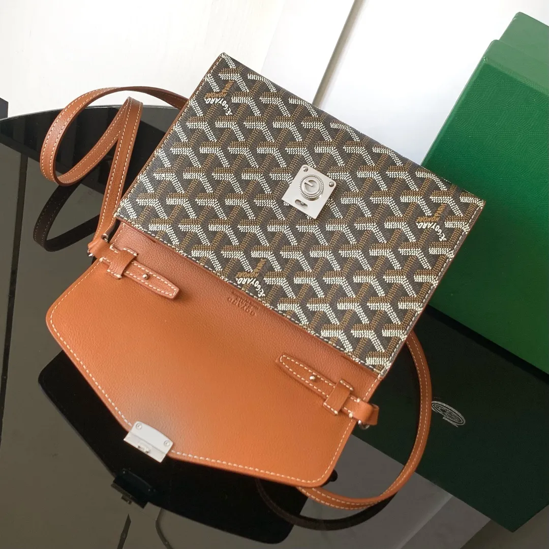The design of the P1260 Chypre crossbody bag has the characteristics of a wallet and the concept of a handbag, which is both clever and practical. The bag has 6 card slots and a detachable and adjustable leather shoulder strap that can be worn on the shoulder, cross-body or hand-carried.  21 cm x 4 cm x 16 cm 🔎8063-Black·Brown