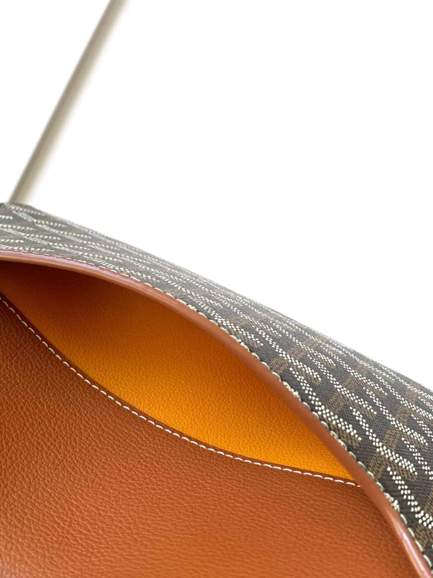 The design of the P1260 Chypre crossbody bag has the characteristics of a wallet and the concept of a handbag, which is both clever and practical. The bag has 6 card slots and a detachable and adjustable leather shoulder strap that can be worn on the shoulder, cross-body or hand-carried.  21 cm x 4 cm x 16 cm 🔎8063-Black·Brown