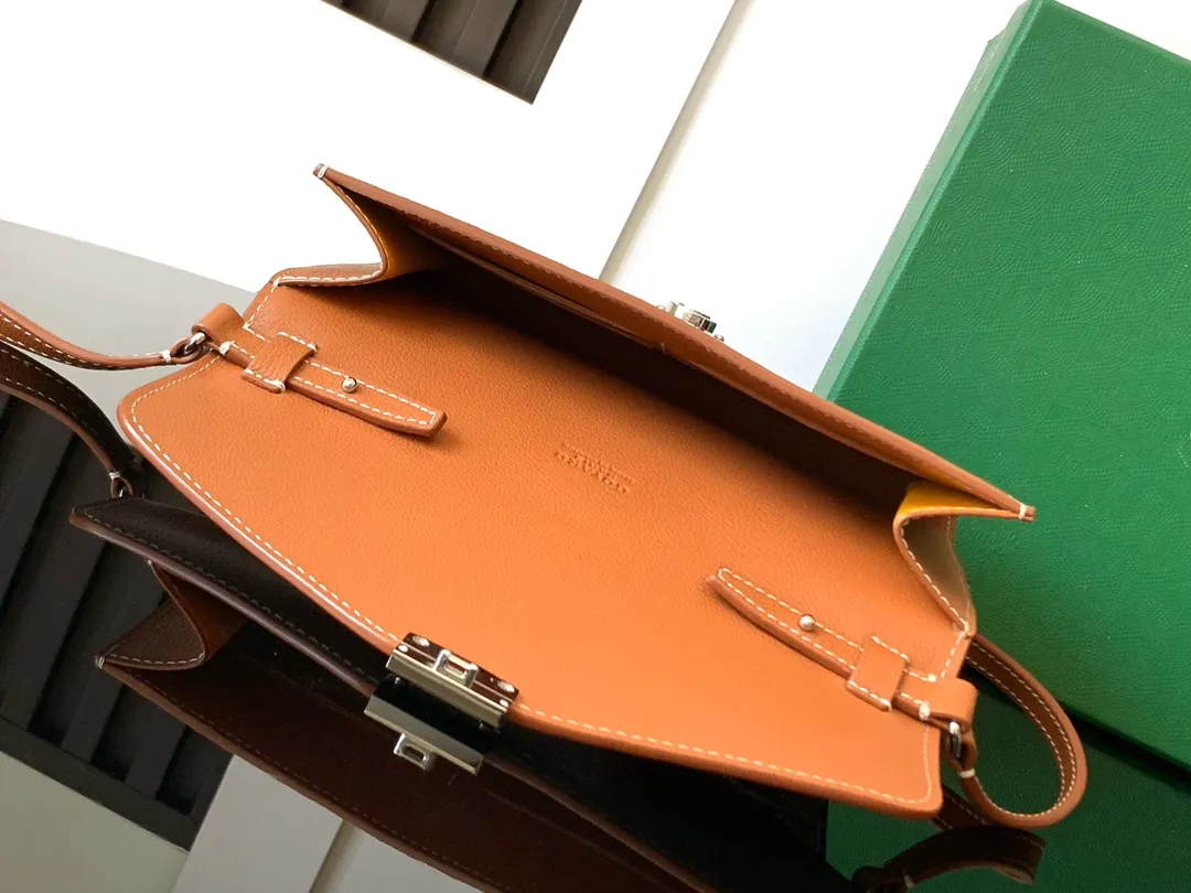 The design of the P1260 Chypre crossbody bag has the characteristics of a wallet and the concept of a handbag, which is both clever and practical. The bag has 6 card slots and a detachable and adjustable leather shoulder strap that can be worn on the shoulder, cross-body or hand-carried.  21 cm x 4 cm x 16 cm 🔎8063-Black·Brown