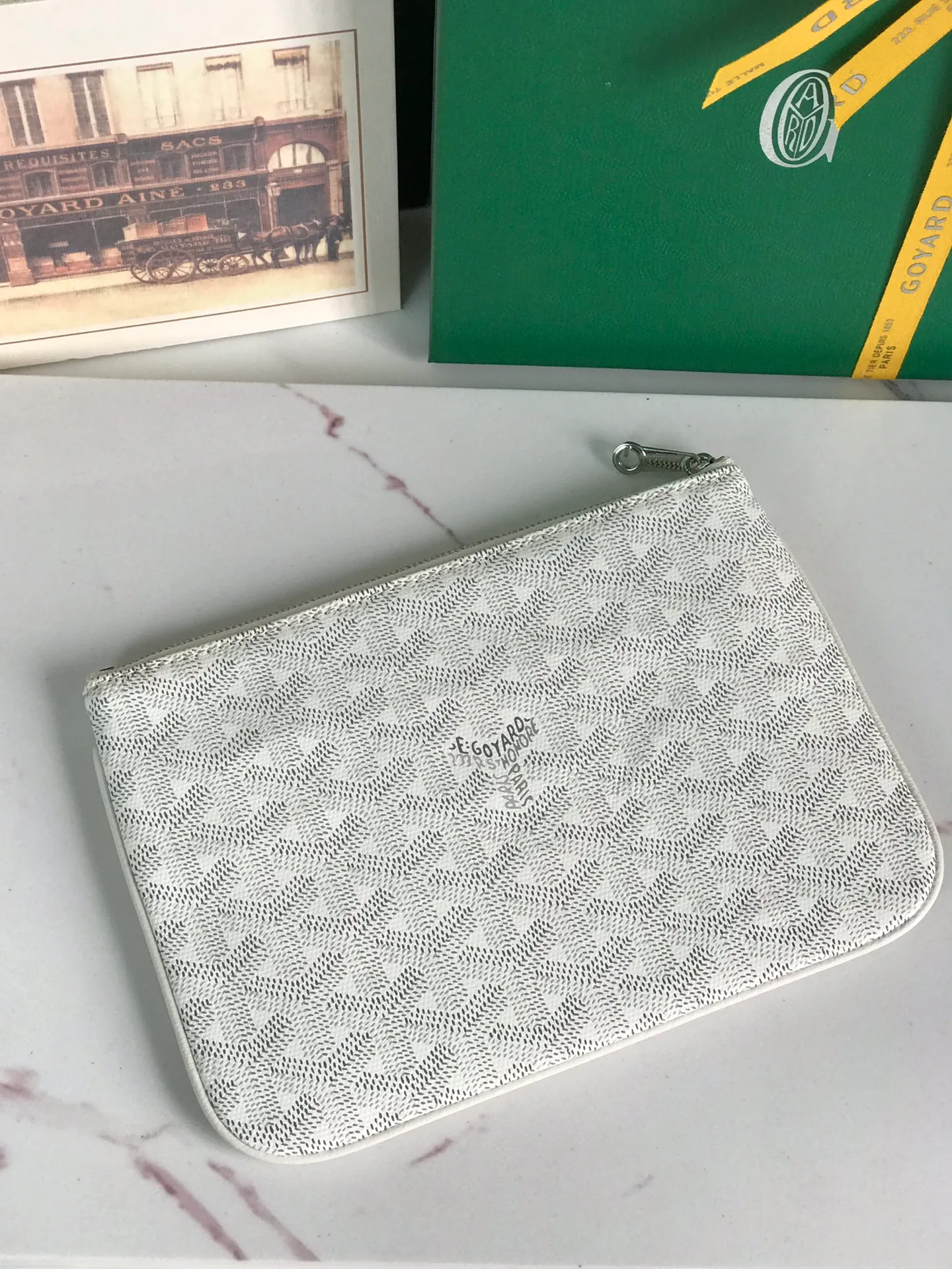 250❤️G0YARD (Goya) was founded in 1853 and has a history of more than 160 years. The fabric is woven with a mixture of linen, cotton and hemp fibers and then coated with smooth gum aldehyde. It is waterproof, strong and durable. It is highly favored by celebrities, royal families and nobles 👏🏻👏🏻 💍💍Vacuum electroplating hardware pull tag, inner mark leather tag car line outer ring pressing 㾗The effect can only be achieved by imported machines, update the latest practice of the counter. Small handbag size: 20*15cm 🔍020166