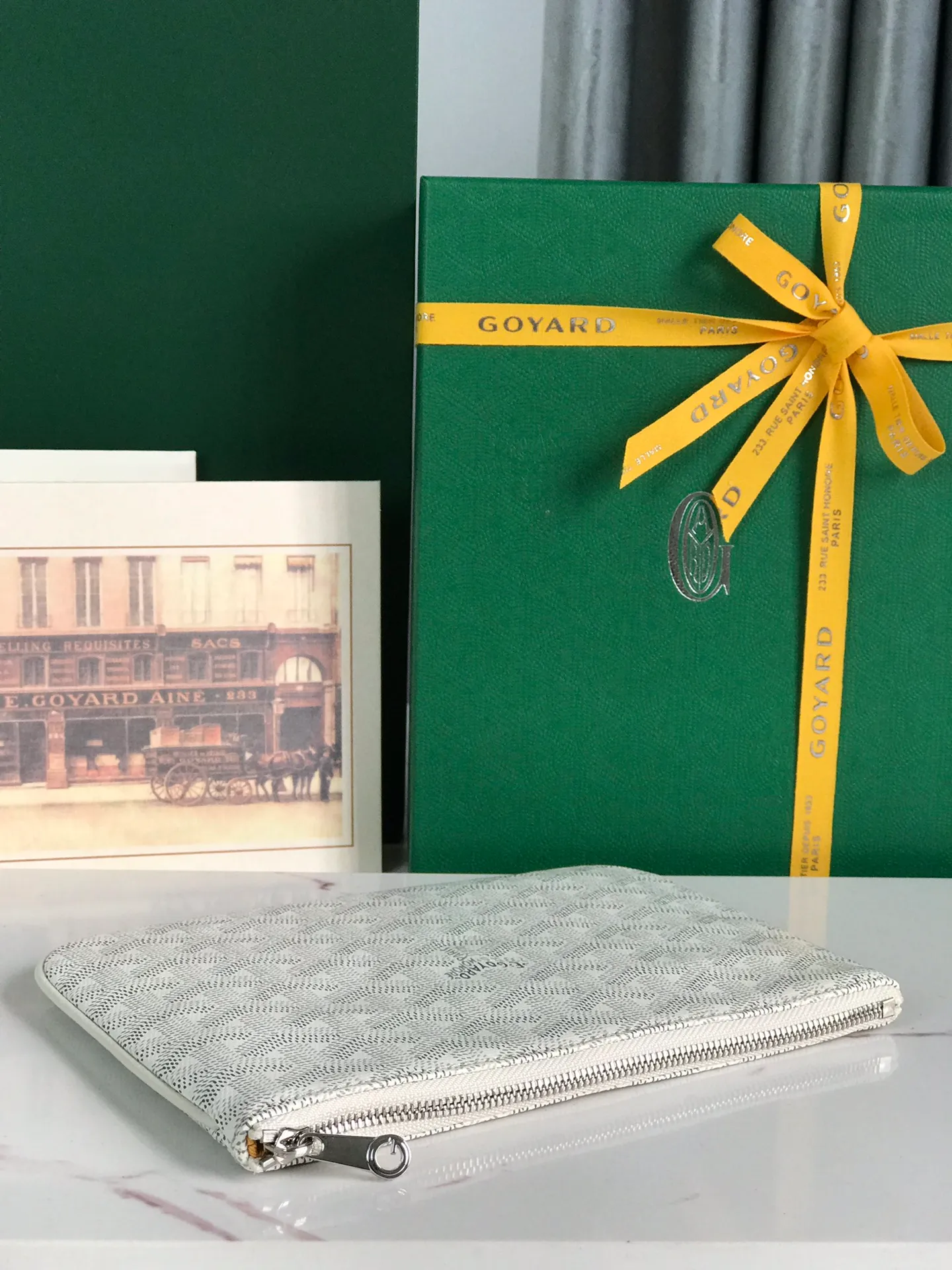250❤️G0YARD (Goya) was founded in 1853 and has a history of more than 160 years. The fabric is woven with a mixture of linen, cotton and hemp fibers and then coated with smooth gum aldehyde. It is waterproof, strong and durable. It is highly favored by celebrities, royal families and nobles 👏🏻👏🏻 💍💍Vacuum electroplating hardware pull tag, inner mark leather tag car line outer ring pressing 㾗The effect can only be achieved by imported machines, update the latest practice of the counter. Small handbag size: 20*15cm 🔍020166