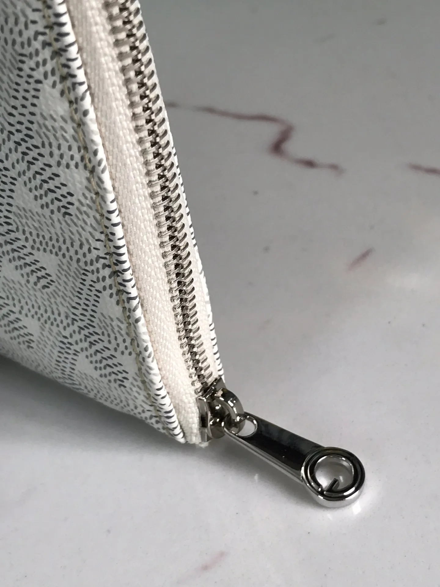 250❤️G0YARD (Goya) was founded in 1853 and has a history of more than 160 years. The fabric is woven with a mixture of linen, cotton and hemp fibers and then coated with smooth gum aldehyde. It is waterproof, strong and durable. It is highly favored by celebrities, royal families and nobles 👏🏻👏🏻 💍💍Vacuum electroplating hardware pull tag, inner mark leather tag car line outer ring pressing 㾗The effect can only be achieved by imported machines, update the latest practice of the counter. Small handbag size: 20*15cm 🔍020166