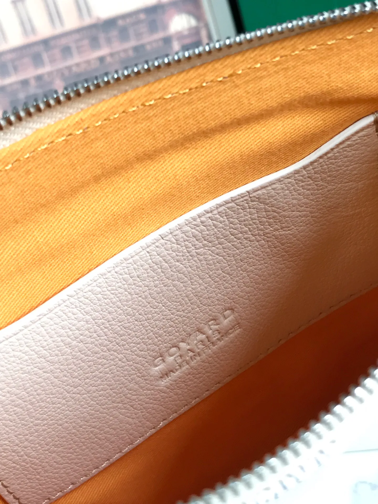 250❤️G0YARD (Goya) was founded in 1853 and has a history of more than 160 years. The fabric is woven with a mixture of linen, cotton and hemp fibers and then coated with smooth gum aldehyde. It is waterproof, strong and durable. It is highly favored by celebrities, royal families and nobles 👏🏻👏🏻 💍💍Vacuum electroplating hardware pull tag, inner mark leather tag car line outer ring pressing 㾗The effect can only be achieved by imported machines, update the latest practice of the counter. Small handbag size: 20*15cm 🔍020166