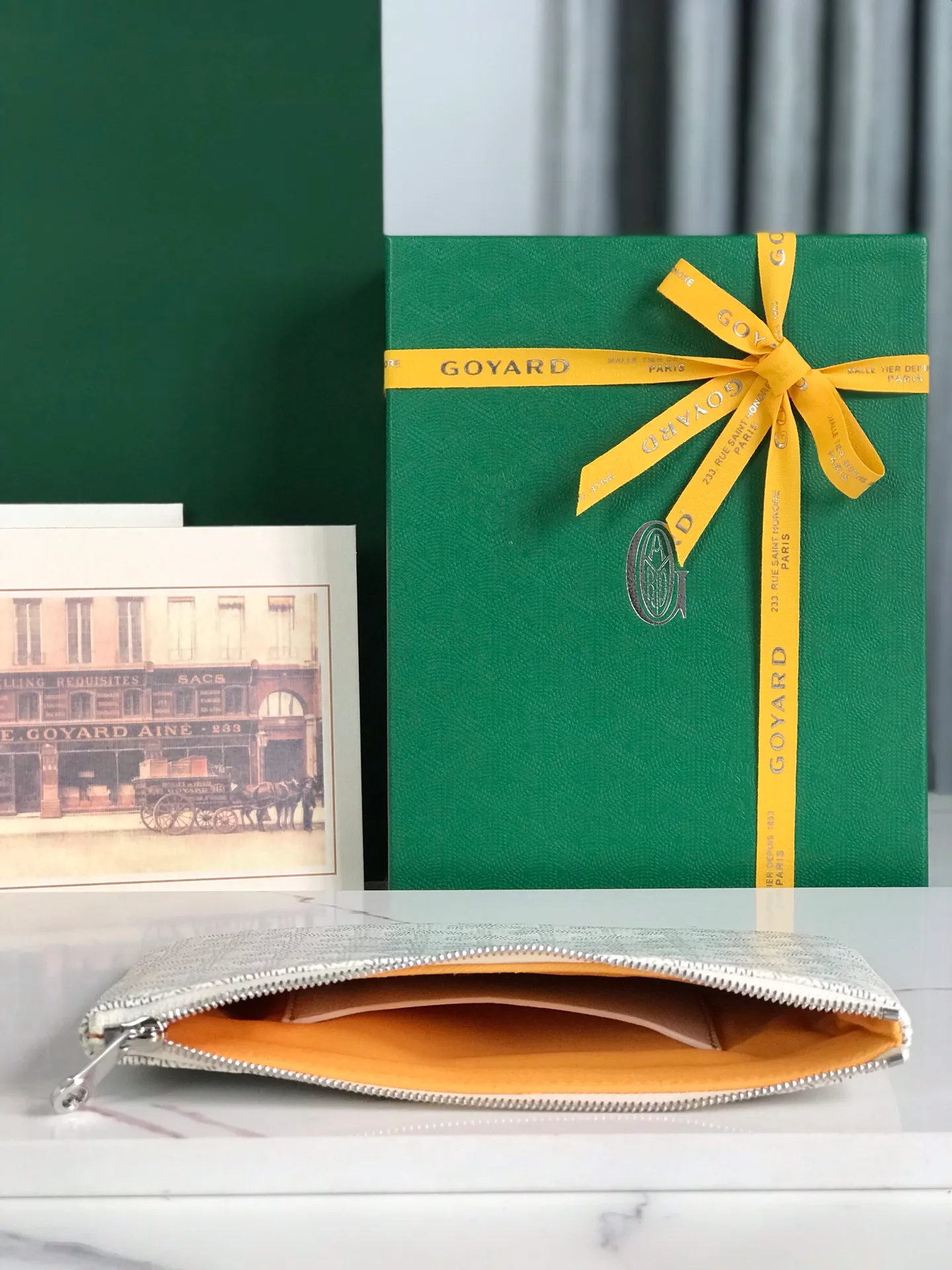 250❤️G0YARD (Goya) was founded in 1853 and has a history of more than 160 years. The fabric is woven with a mixture of linen, cotton and hemp fibers and then coated with smooth gum aldehyde. It is waterproof, strong and durable. It is highly favored by celebrities, royal families and nobles 👏🏻👏🏻 💍💍Vacuum electroplating hardware pull tag, inner mark leather tag car line outer ring pressing 㾗The effect can only be achieved by imported machines, update the latest practice of the counter. Small handbag size: 20*15cm 🔍020166