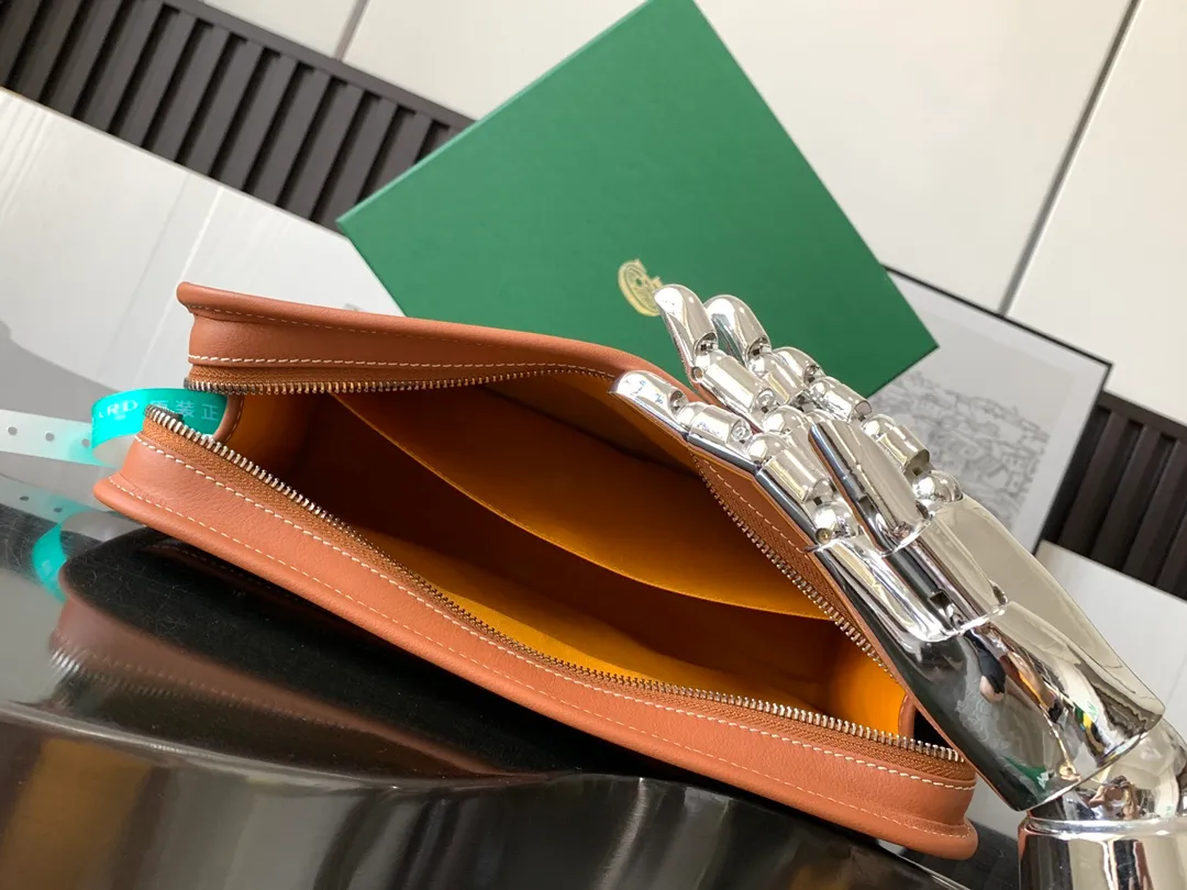 p980 The Jouvence Large Toiletries Bag is designed to be very practical, allowing the contents to be placed upright to avoid any spillage of liquids. Its waterproof cotton lining is easy to clean and you can hang it anywhere with its exterior hanging loop.   23 cm x 7.5 cm x 29.5 cm 🔎020206-Brown
