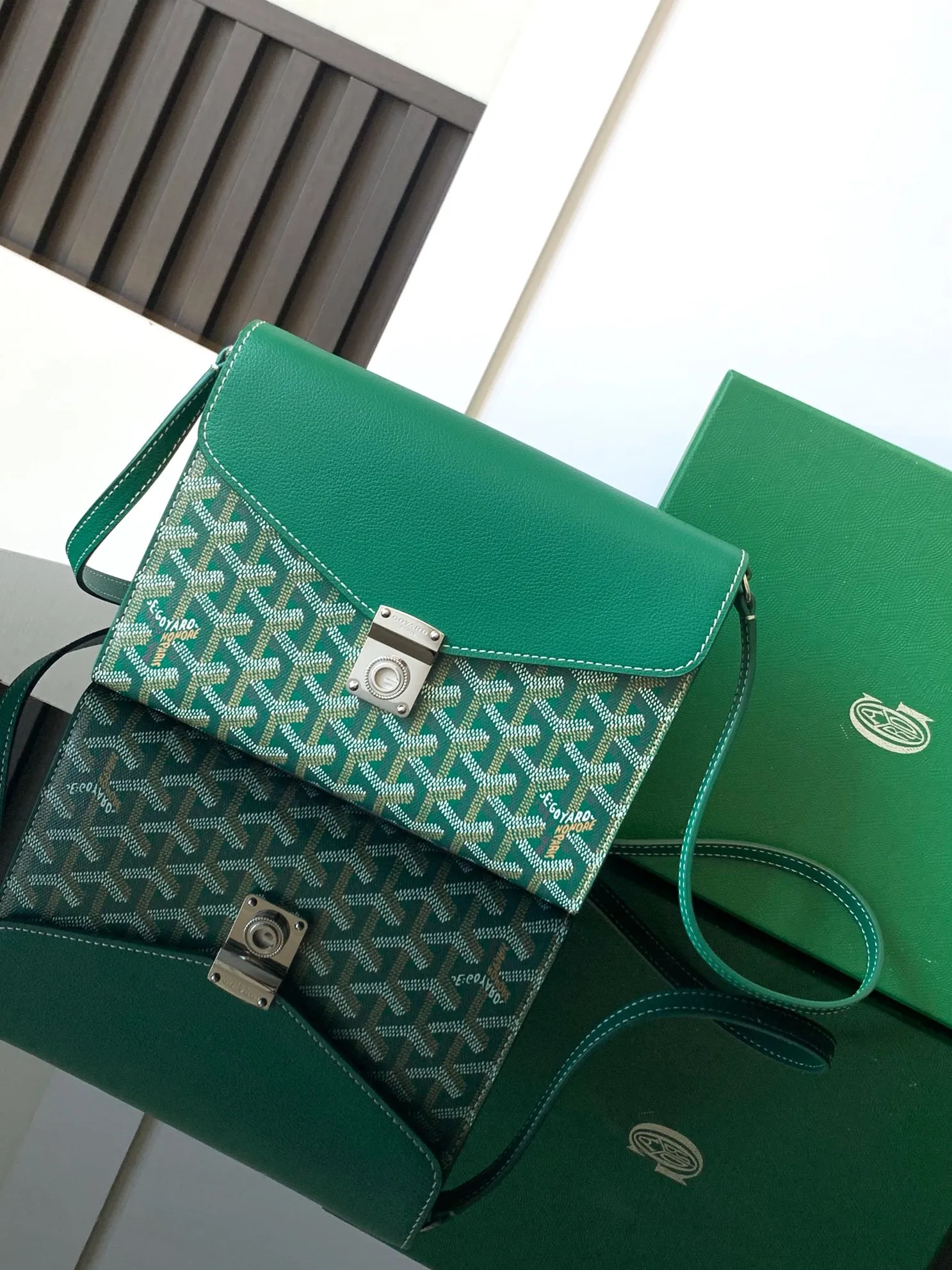 The design of the P1260 Chypre crossbody bag has the characteristics of a wallet and the concept of a handbag, which is both clever and practical. The bag has 6 card slots and a detachable and adjustable leather shoulder strap that can be worn on the shoulder, cross-body or hand-carried.  21 cm x 4 cm x 16 cm 🔎8063-Green