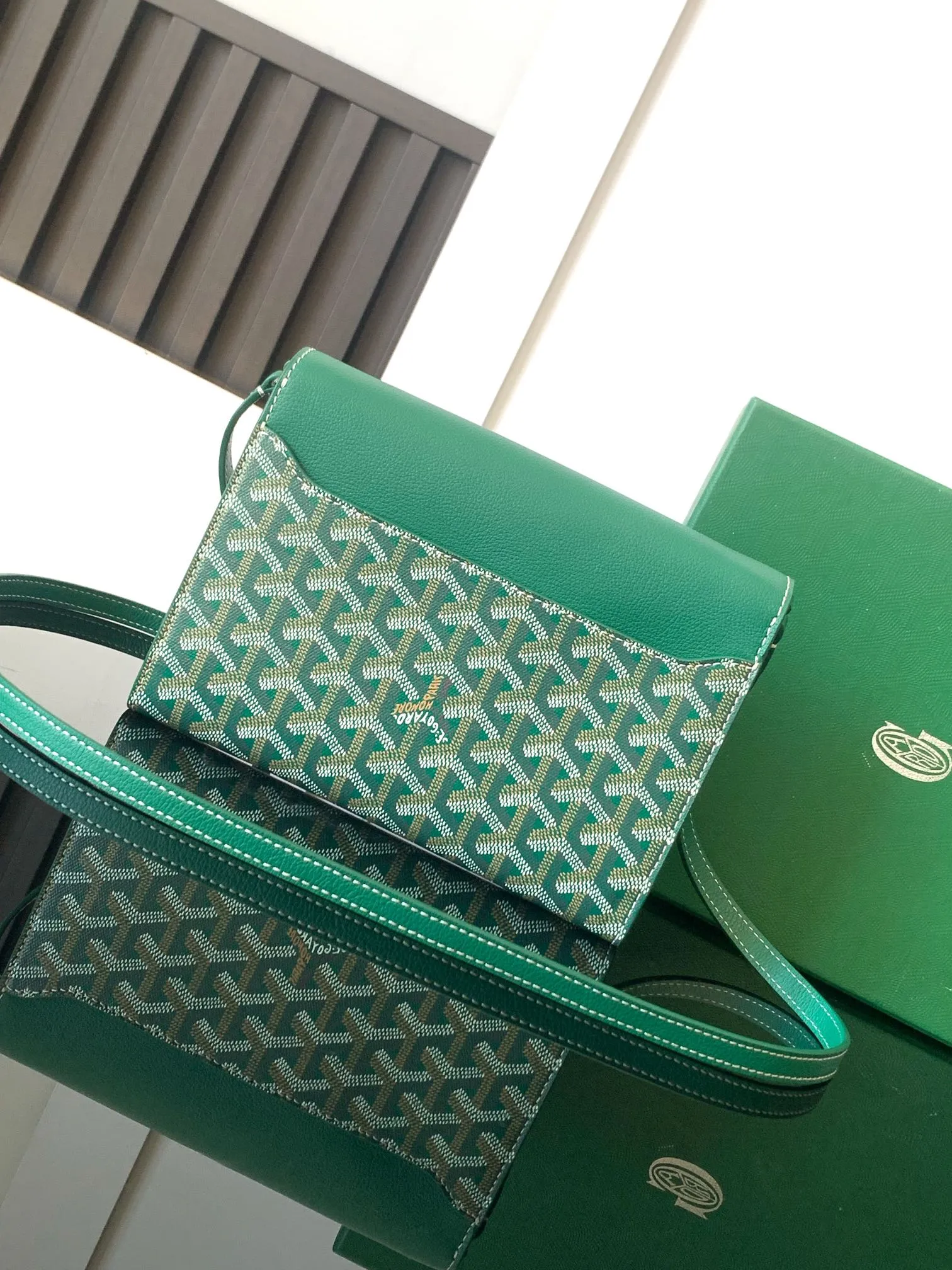 The design of the P1260 Chypre crossbody bag has the characteristics of a wallet and the concept of a handbag, which is both clever and practical. The bag has 6 card slots and a detachable and adjustable leather shoulder strap that can be worn on the shoulder, cross-body or hand-carried.  21 cm x 4 cm x 16 cm 🔎8063-Green