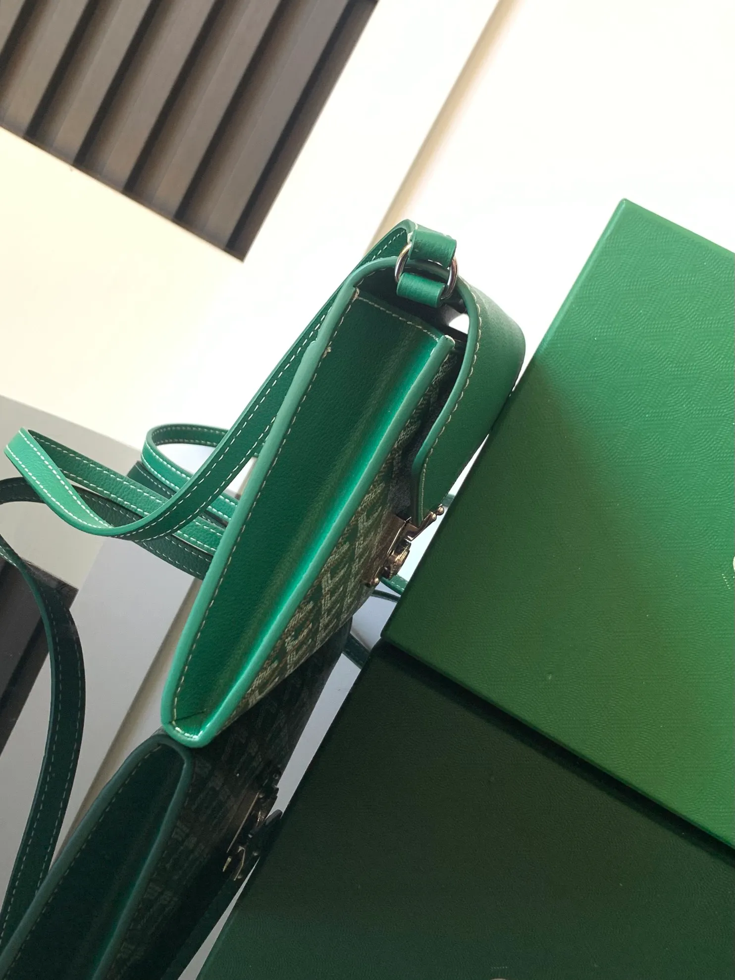 The design of the P1260 Chypre crossbody bag has the characteristics of a wallet and the concept of a handbag, which is both clever and practical. The bag has 6 card slots and a detachable and adjustable leather shoulder strap that can be worn on the shoulder, cross-body or hand-carried.  21 cm x 4 cm x 16 cm 🔎8063-Green
