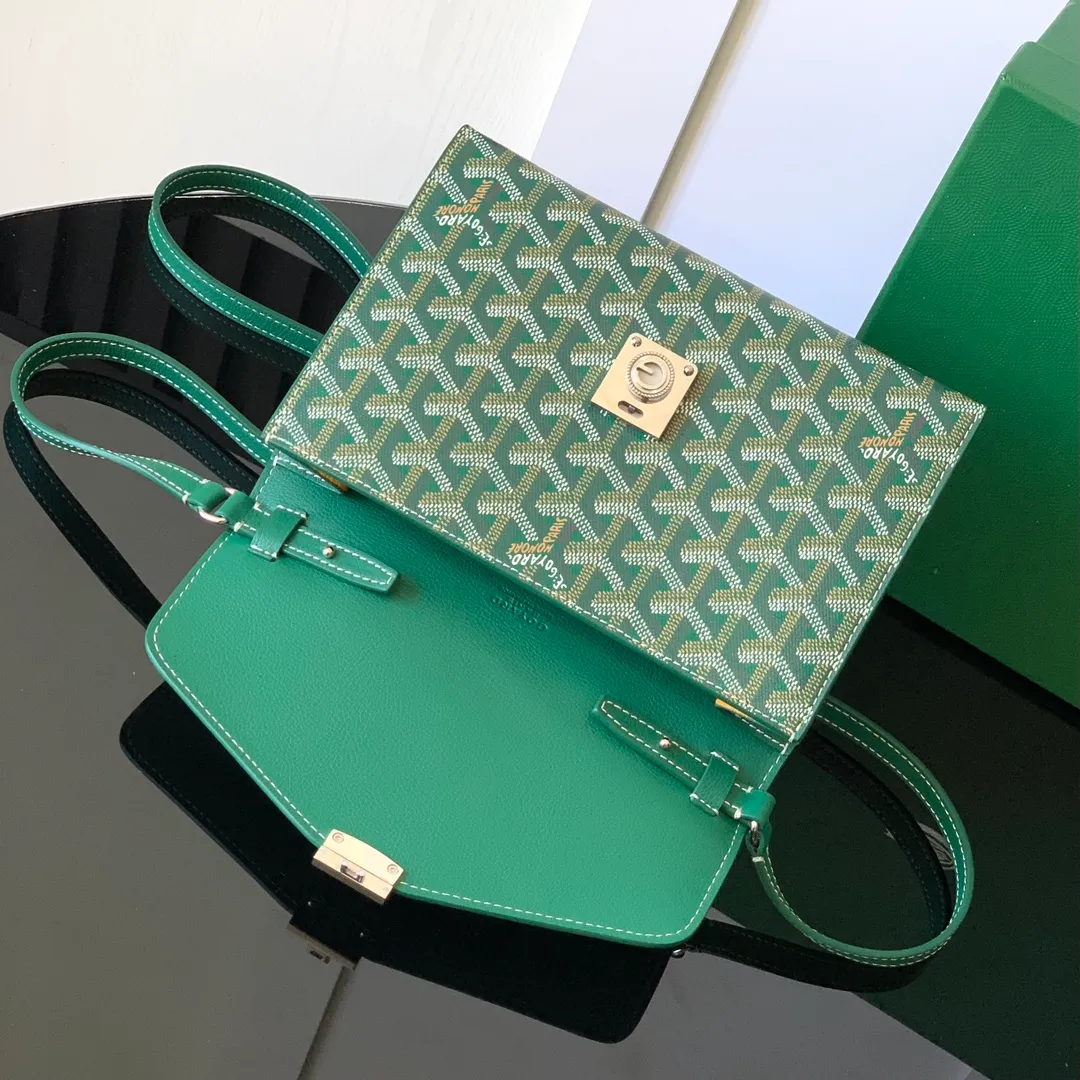 The design of the P1260 Chypre crossbody bag has the characteristics of a wallet and the concept of a handbag, which is both clever and practical. The bag has 6 card slots and a detachable and adjustable leather shoulder strap that can be worn on the shoulder, cross-body or hand-carried.  21 cm x 4 cm x 16 cm 🔎8063-Green