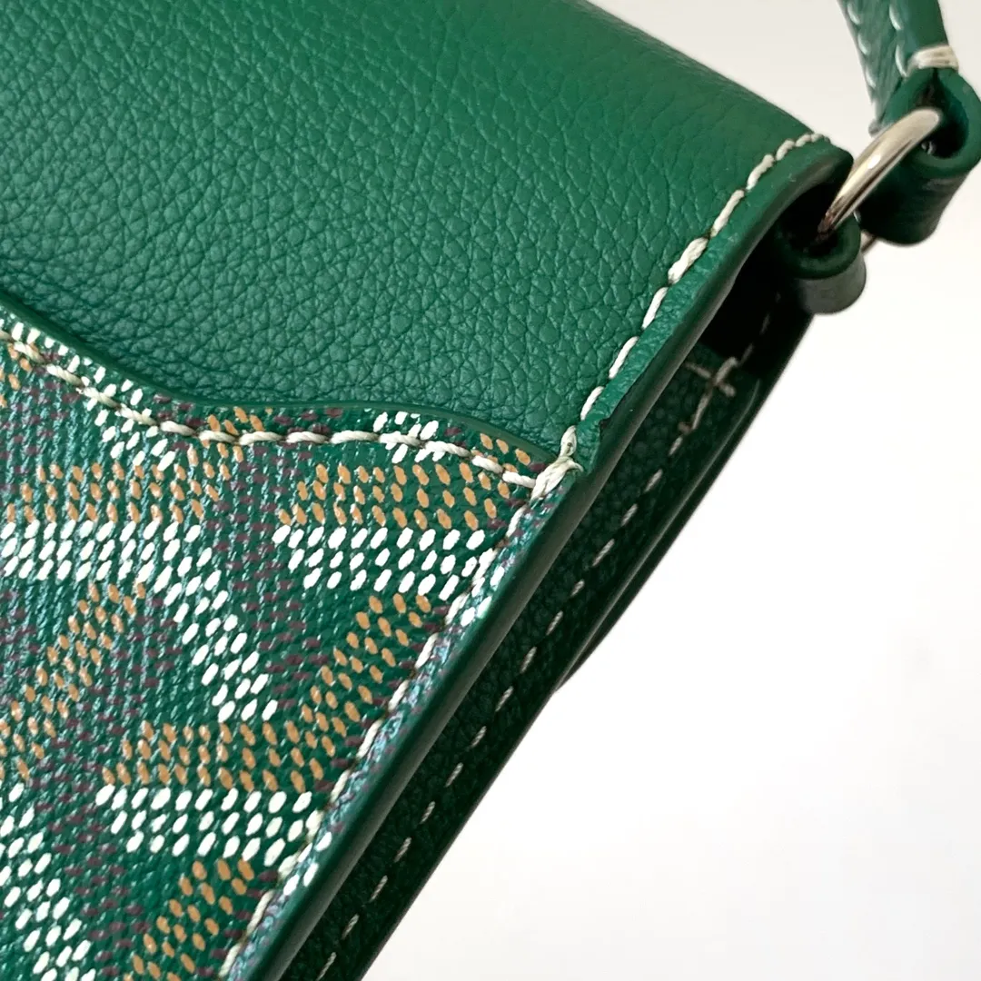 The design of the P1260 Chypre crossbody bag has the characteristics of a wallet and the concept of a handbag, which is both clever and practical. The bag has 6 card slots and a detachable and adjustable leather shoulder strap that can be worn on the shoulder, cross-body or hand-carried.  21 cm x 4 cm x 16 cm 🔎8063-Green
