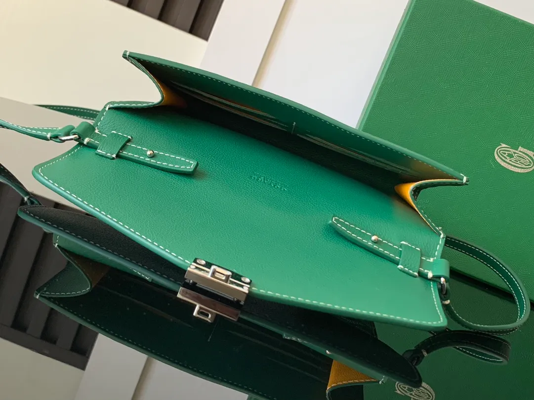 The design of the P1260 Chypre crossbody bag has the characteristics of a wallet and the concept of a handbag, which is both clever and practical. The bag has 6 card slots and a detachable and adjustable leather shoulder strap that can be worn on the shoulder, cross-body or hand-carried.  21 cm x 4 cm x 16 cm 🔎8063-Green