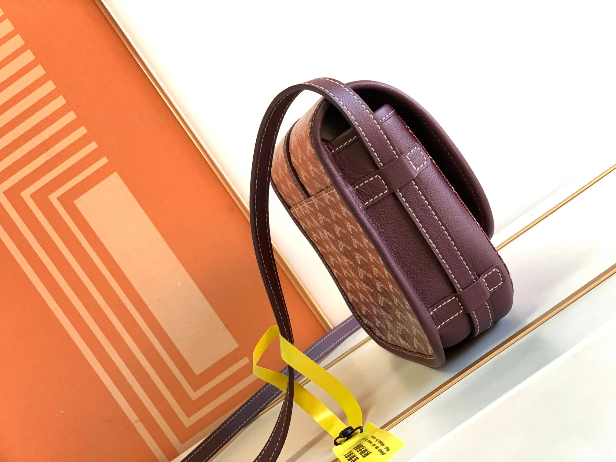 P1300🉐With packaging, the BELVÉDÉRE small bag is equipped with a smart shoulder strap and a secure closure system, suitable for various occasions, simple and elegant, lightweight and practical. Features multiple exterior and interior pockets to easily separate your belongings. Material: GOYARDINE canvas & DECIZE calf leather, detachable and adjustable shoulder strap, search code: 8016 pebbled pattern SIZE: size, weight: 16X7X22 (CM)