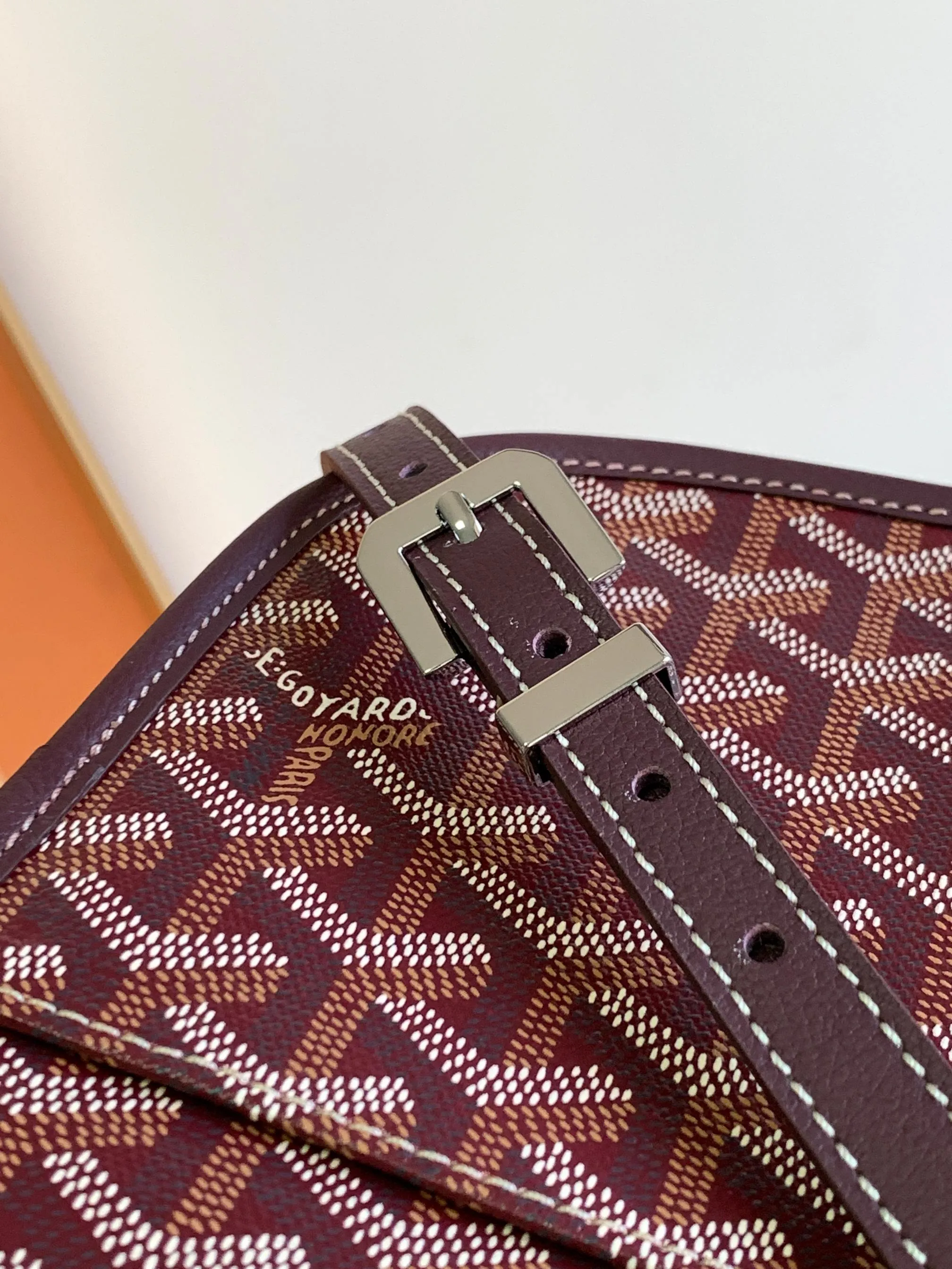 P1300🉐With packaging, the BELVÉDÉRE small bag is equipped with a smart shoulder strap and a secure closure system, suitable for various occasions, simple and elegant, lightweight and practical. Features multiple exterior and interior pockets to easily separate your belongings. Material: GOYARDINE canvas & DECIZE calf leather, detachable and adjustable shoulder strap, search code: 8016 pebbled pattern SIZE: size, weight: 16X7X22 (CM)