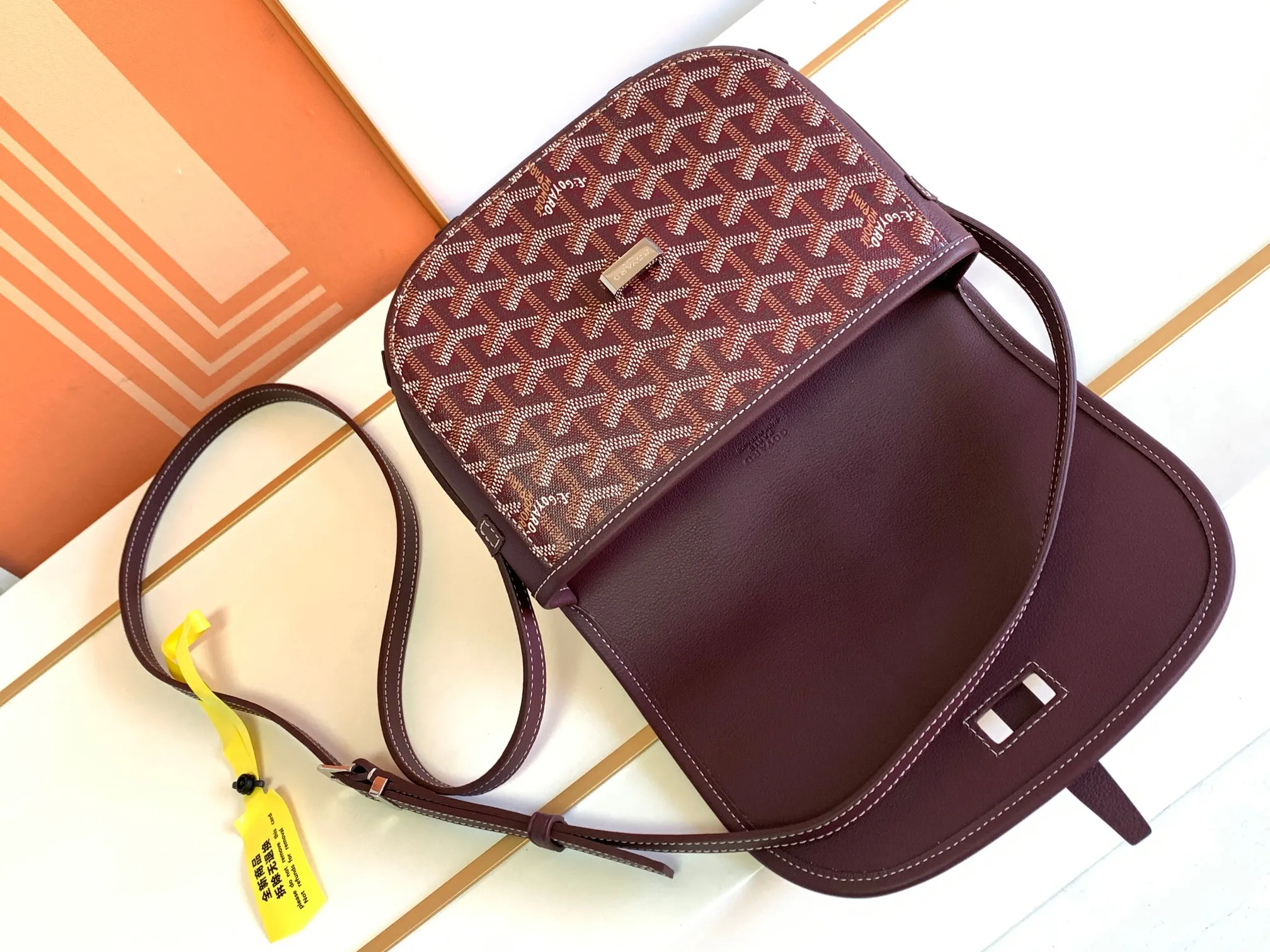 P1300🉐With packaging, the BELVÉDÉRE small bag is equipped with a smart shoulder strap and a secure closure system, suitable for various occasions, simple and elegant, lightweight and practical. Features multiple exterior and interior pockets to easily separate your belongings. Material: GOYARDINE canvas & DECIZE calf leather, detachable and adjustable shoulder strap, search code: 8016 pebbled pattern SIZE: size, weight: 16X7X22 (CM)