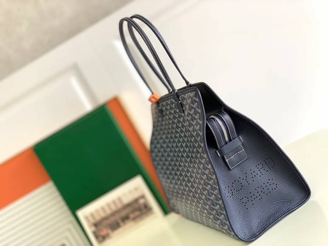 P1700💝Hardy small commuter bag is back again Hardy bag has canceled the cat head design on one side of the old version and has been upgraded to become our daily portable commuter bag, full of French elegance and more ladylike. The zippered version is more secure and secretive, large capacity, light and foldable. It comes with a small purse inside, and the removable pad can maintain the bottom shape even if computer files are placed. It is the best choice for commuting or mommy bags. Size Size: 40cm×17cm×31cm 🔍020213
