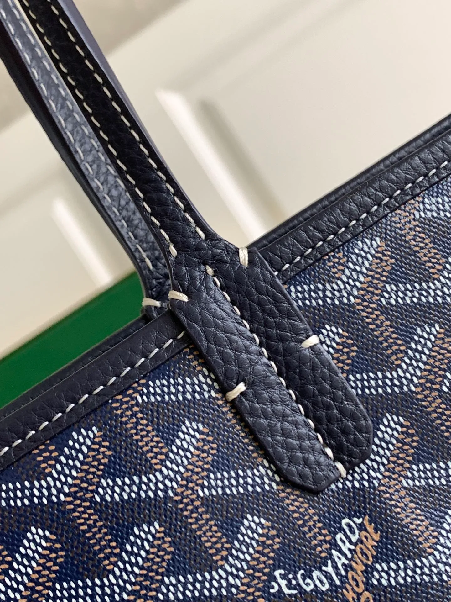 P1700💝Hardy small commuter bag is back again Hardy bag has canceled the cat head design on one side of the old version and has been upgraded to become our daily portable commuter bag, full of French elegance and more ladylike. The zippered version is more secure and secretive, large capacity, light and foldable. It comes with a small purse inside, and the removable pad can maintain the bottom shape even if computer files are placed. It is the best choice for commuting or mommy bags. Size Size: 40cm×17cm×31cm 🔍020213