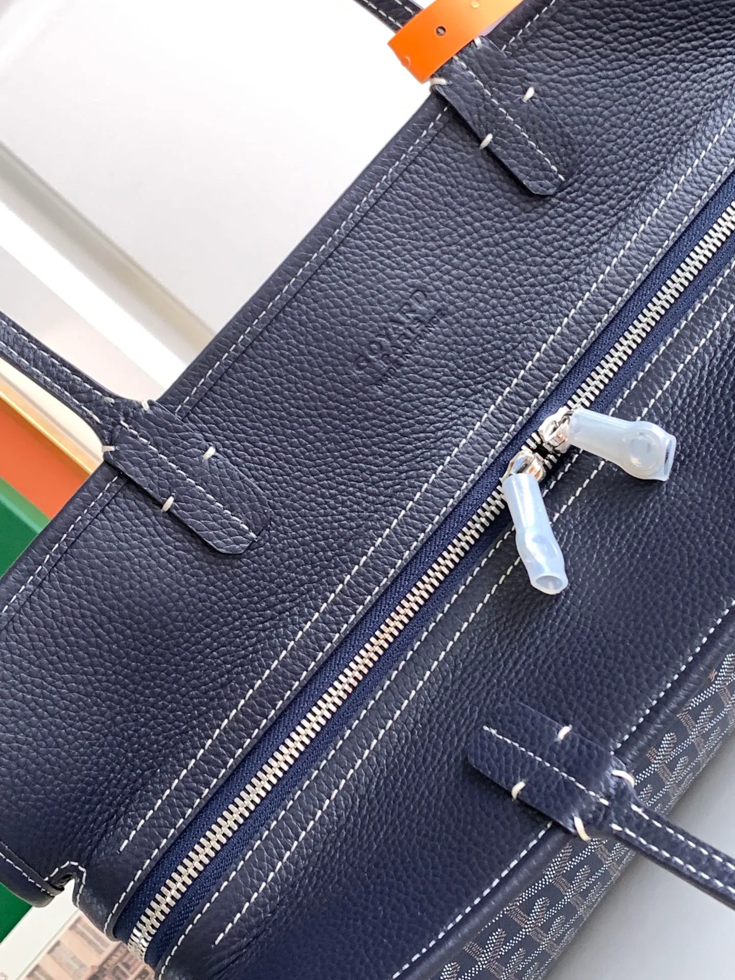P1700💝Hardy small commuter bag is back again Hardy bag has canceled the cat head design on one side of the old version and has been upgraded to become our daily portable commuter bag, full of French elegance and more ladylike. The zippered version is more secure and secretive, large capacity, light and foldable. It comes with a small purse inside, and the removable pad can maintain the bottom shape even if computer files are placed. It is the best choice for commuting or mommy bags. Size Size: 40cm×17cm×31cm 🔍020213