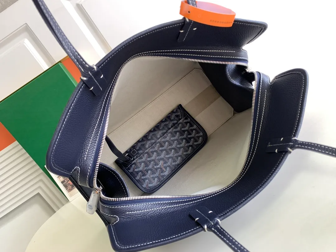 P1700💝Hardy small commuter bag is back again Hardy bag has canceled the cat head design on one side of the old version and has been upgraded to become our daily portable commuter bag, full of French elegance and more ladylike. The zippered version is more secure and secretive, large capacity, light and foldable. It comes with a small purse inside, and the removable pad can maintain the bottom shape even if computer files are placed. It is the best choice for commuting or mommy bags. Size Size: 40cm×17cm×31cm 🔍020213