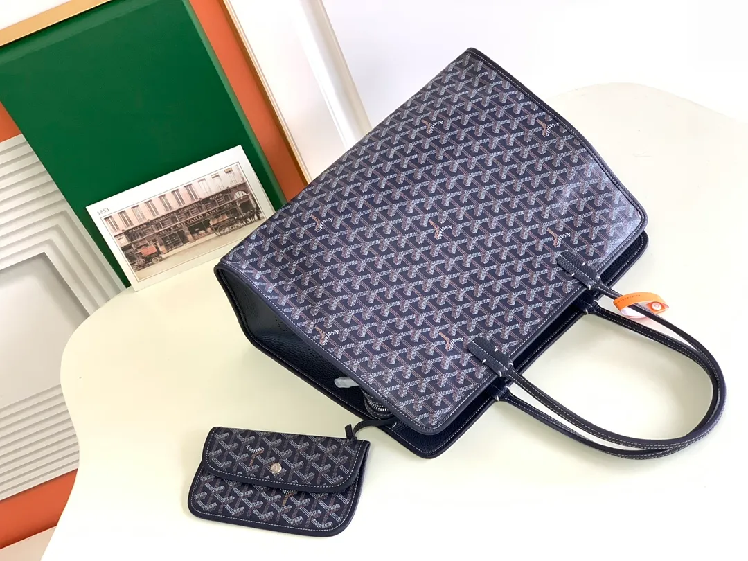 P1700💝Hardy small commuter bag is back again Hardy bag has canceled the cat head design on one side of the old version and has been upgraded to become our daily portable commuter bag, full of French elegance and more ladylike. The zippered version is more secure and secretive, large capacity, light and foldable. It comes with a small purse inside, and the removable pad can maintain the bottom shape even if computer files are placed. It is the best choice for commuting or mommy bags. Size Size: 40cm×17cm×31cm 🔍020213