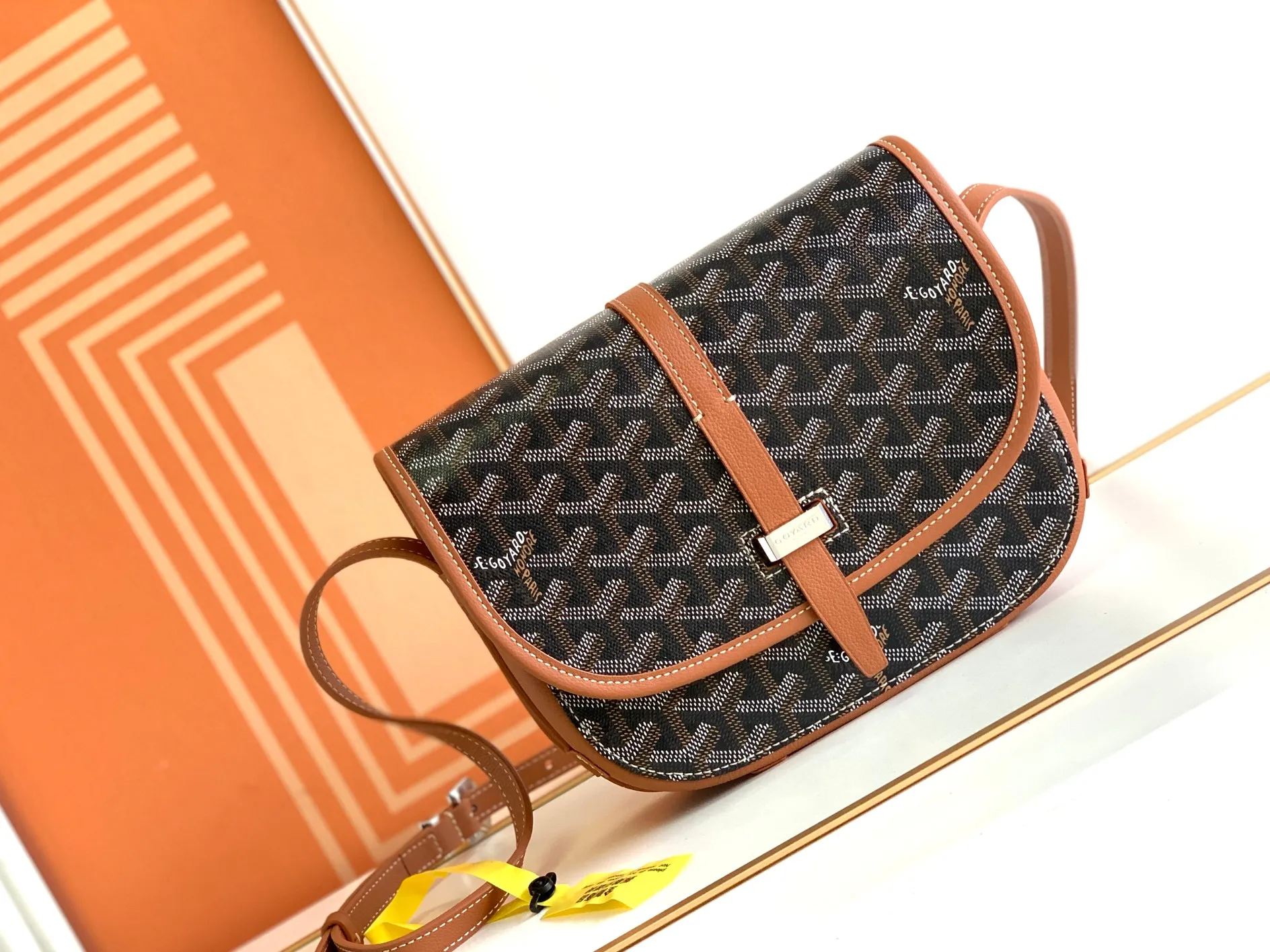 P1300🉐With packaging, the BELVÉDÉRE small bag is equipped with a smart shoulder strap and a secure closure system, suitable for various occasions, simple and elegant, lightweight and practical. Features multiple exterior and interior pockets to easily separate your belongings. Material: GOYARDINE canvas & DECIZE calf leather, detachable and adjustable shoulder strap, search code: 8016 pebbled pattern SIZE: size, weight: 16X7X22 (CM)